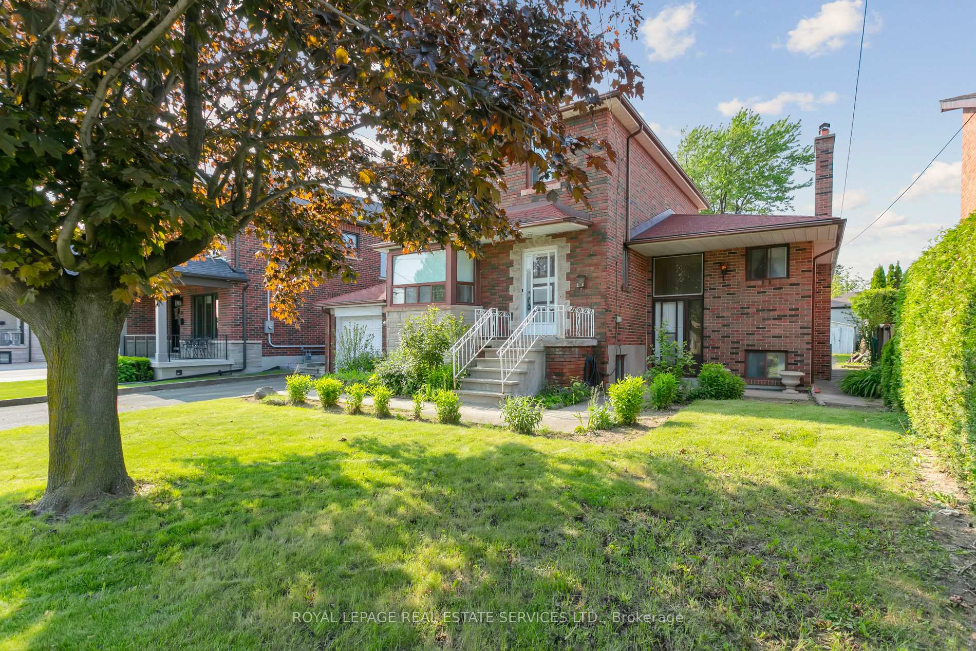 28 Cornelius Parkway, Toronto W04 — photo 2 of 5