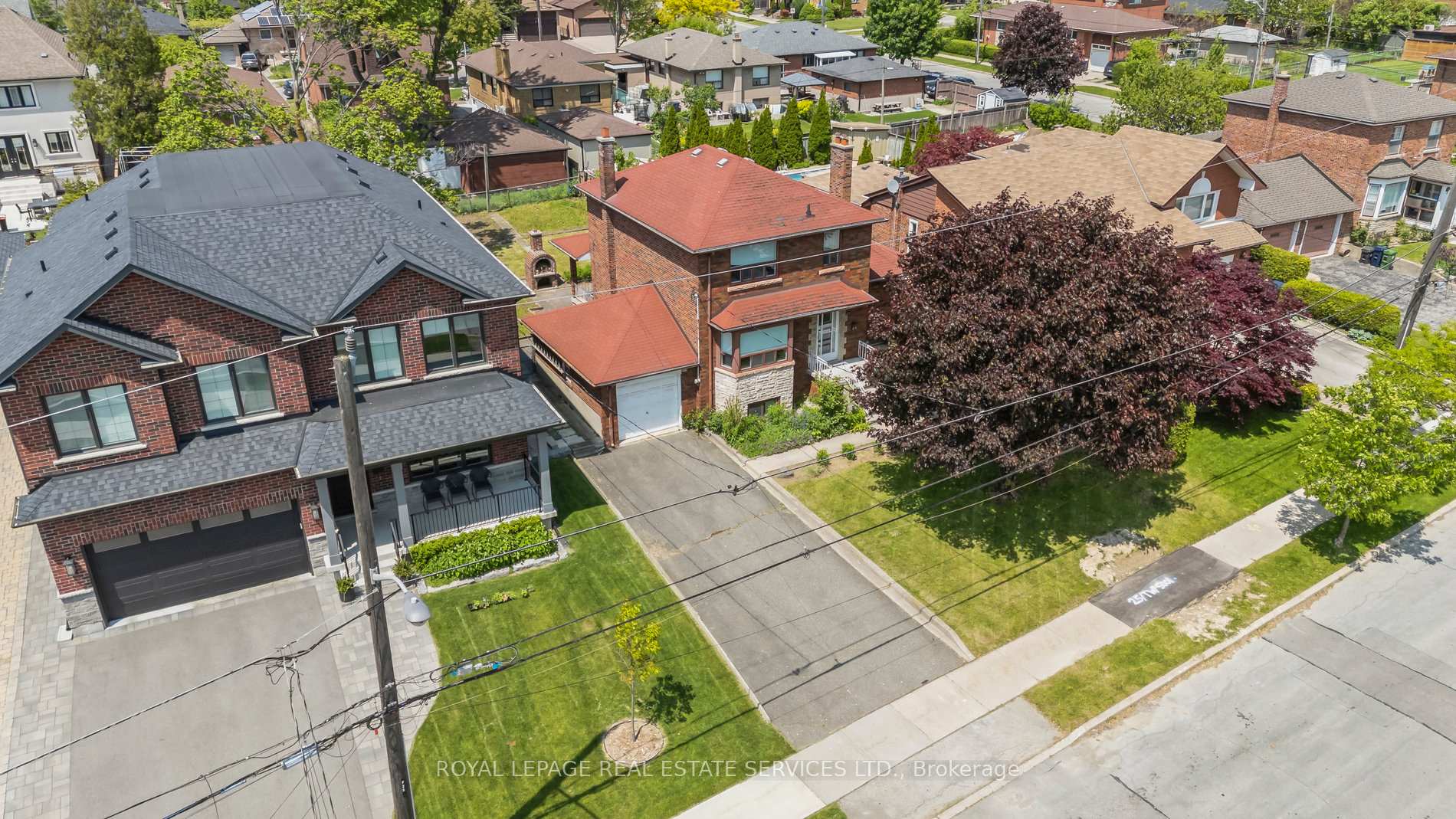 28 Cornelius Parkway, Toronto W04 — photo 3 of 5