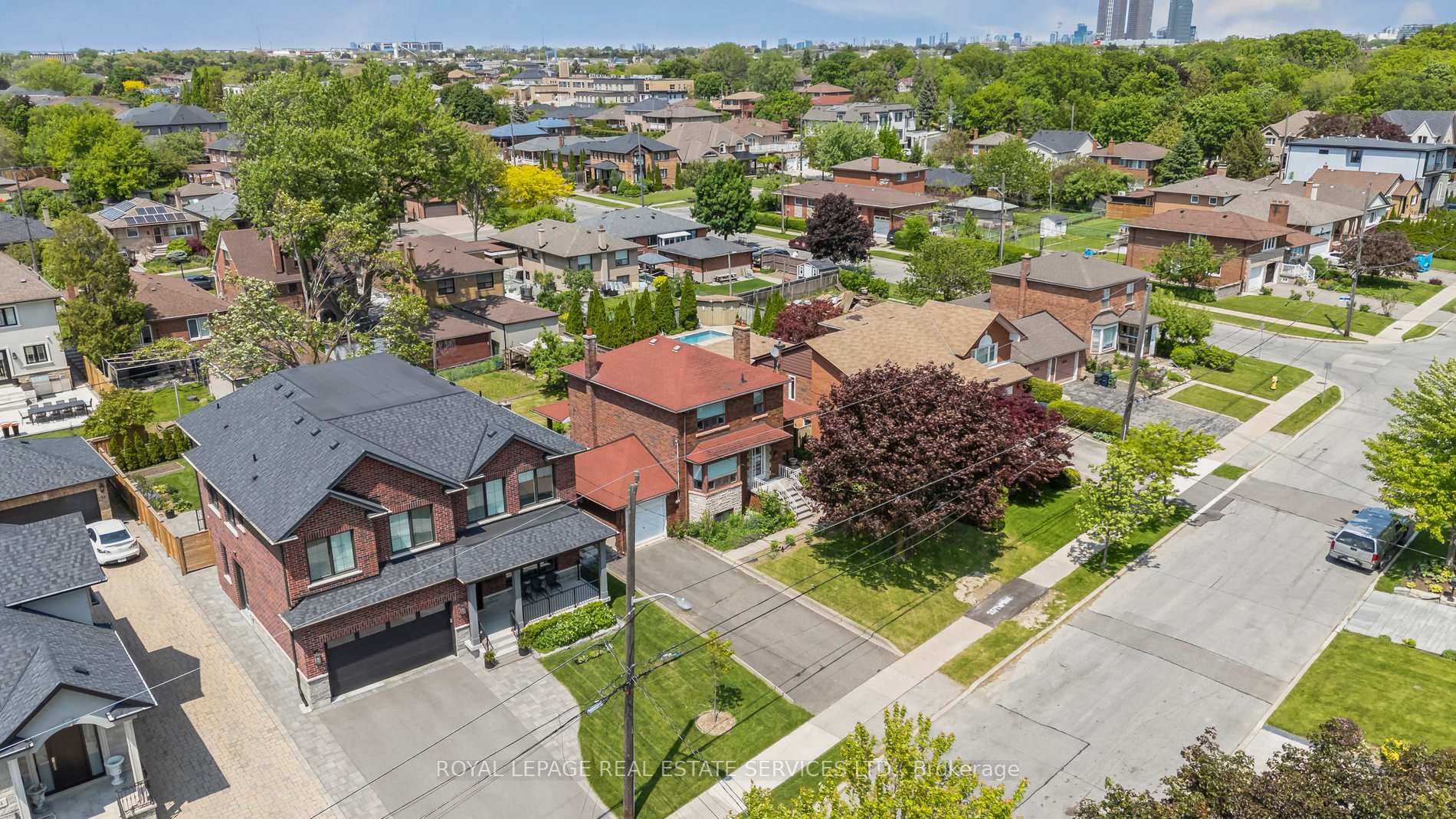28 Cornelius Parkway, Toronto W04 — photo 4 of 5