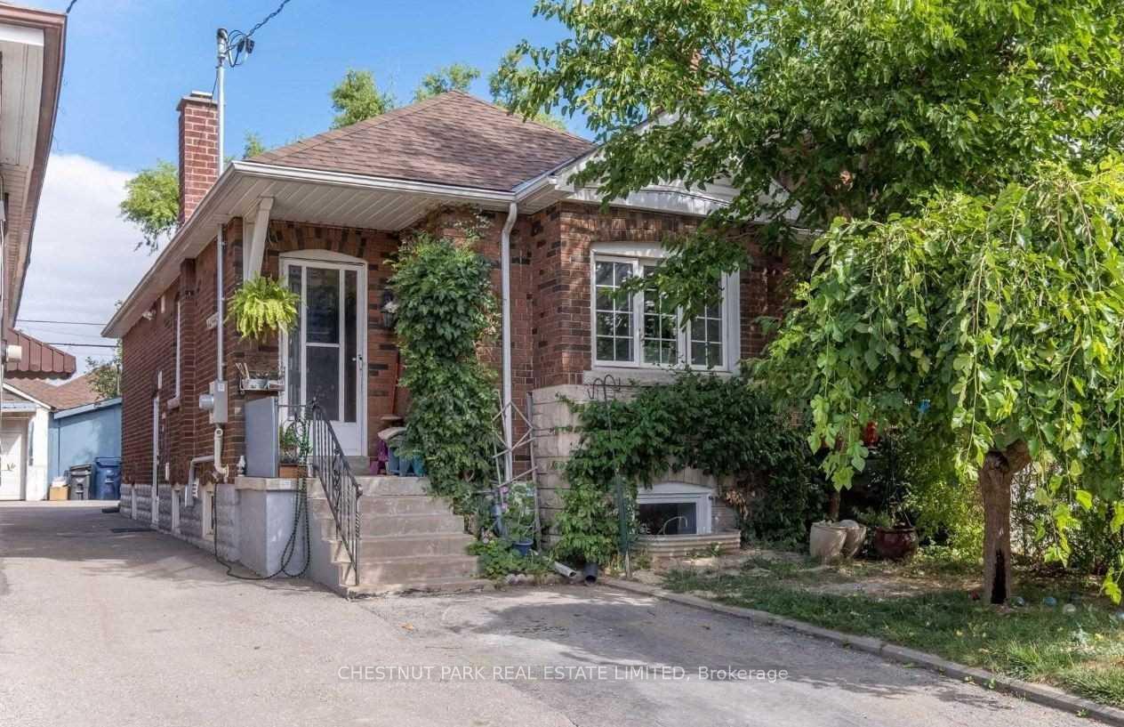110 Livingstone Avenue Lower, Toronto W04, ON M6E 2L8