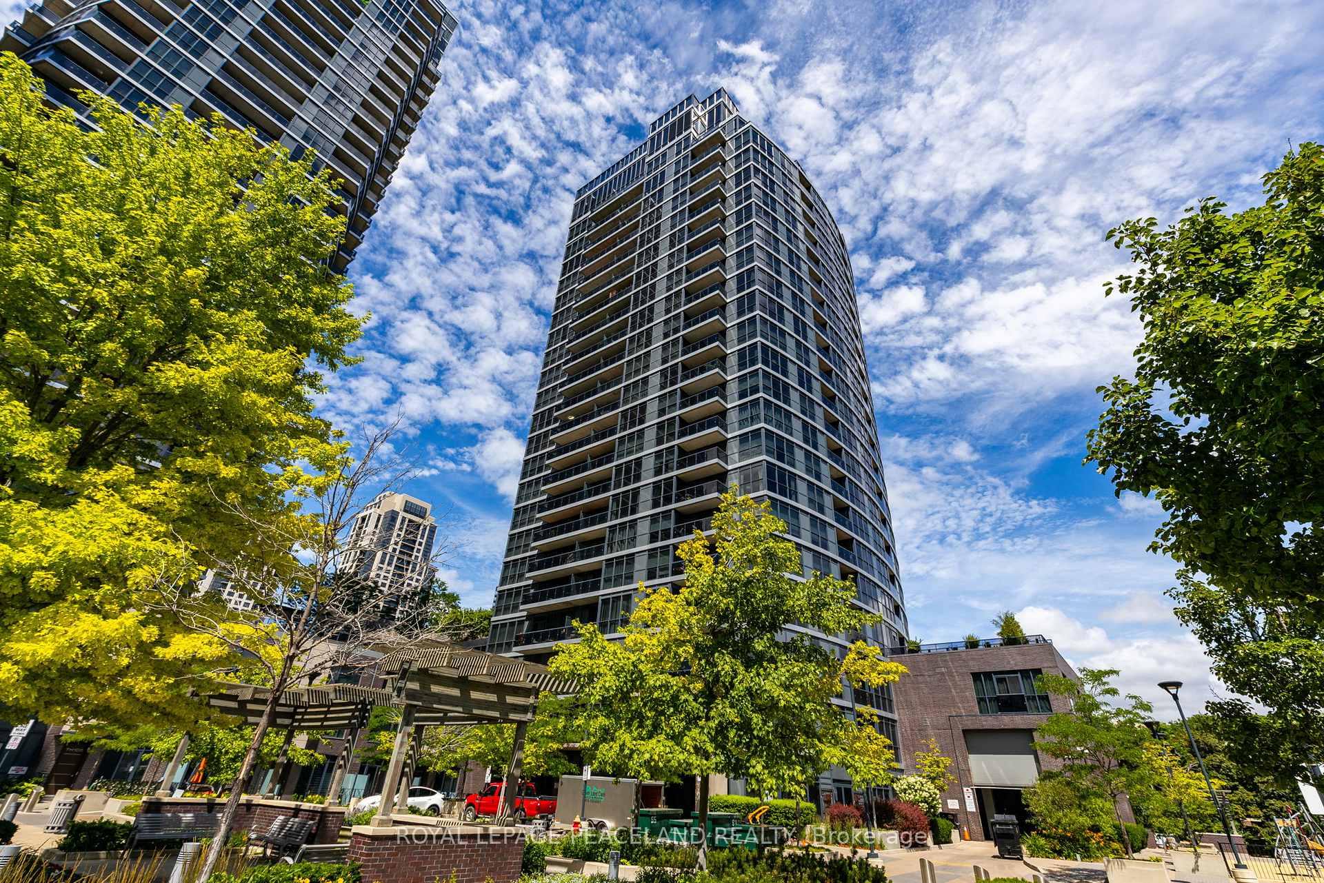 1 Valhalla Inn Road 2101, Toronto W08, ON M9B 1S9