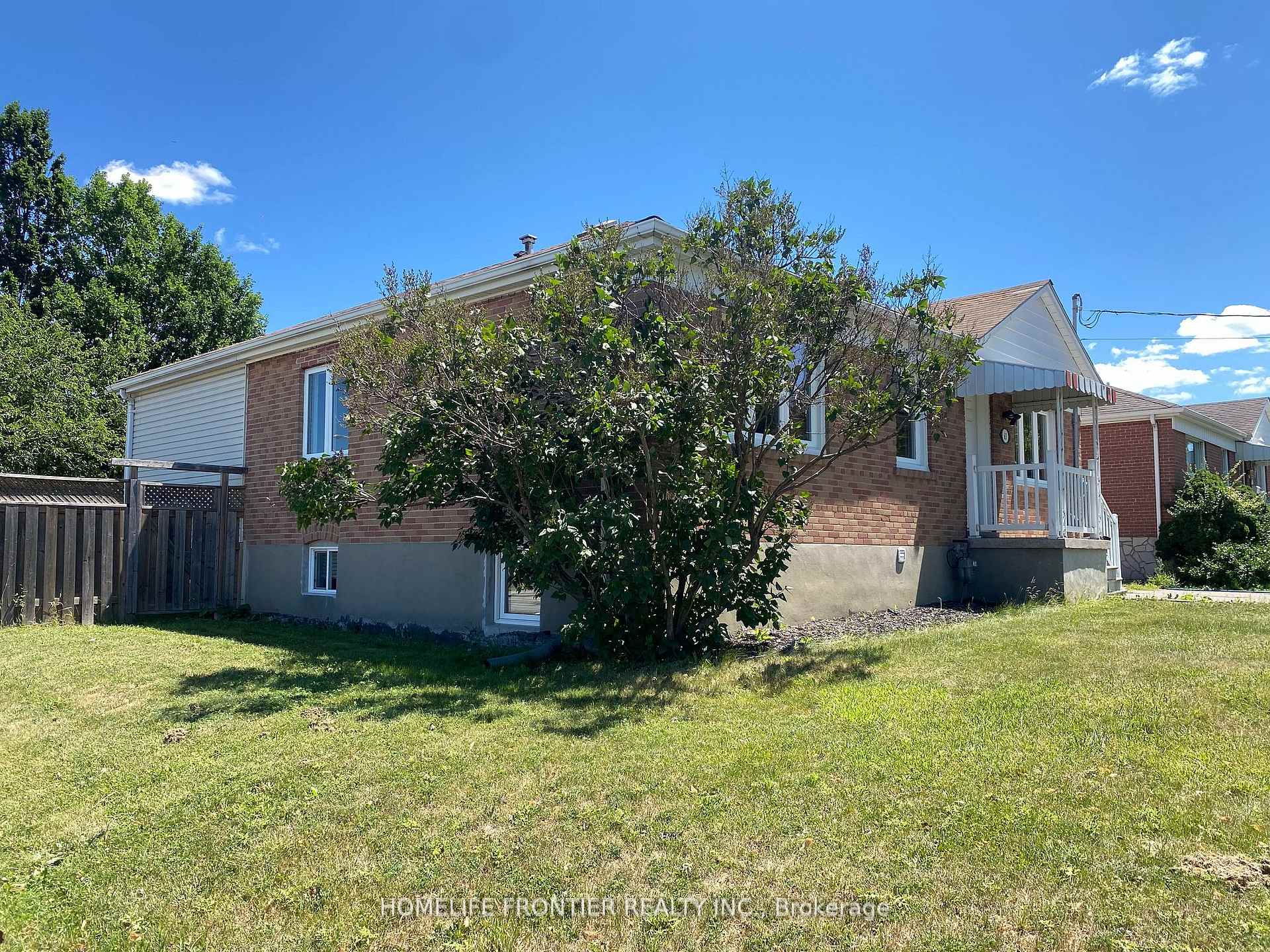 63 Lockerbie Avenue C, Toronto W04 — photo 2 of 5