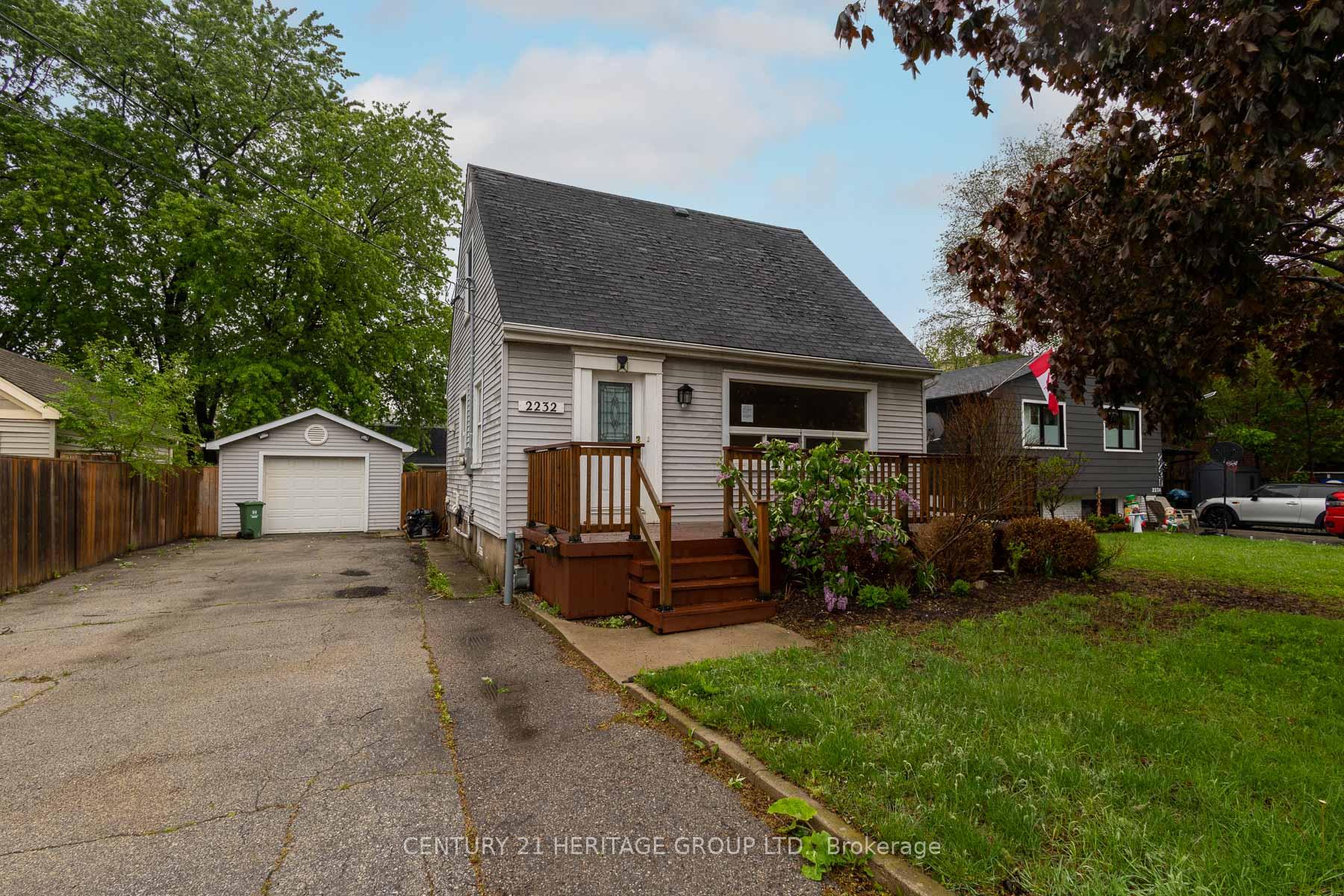 2232 Queensway Drive, Burlington, ON L7R 3T1
