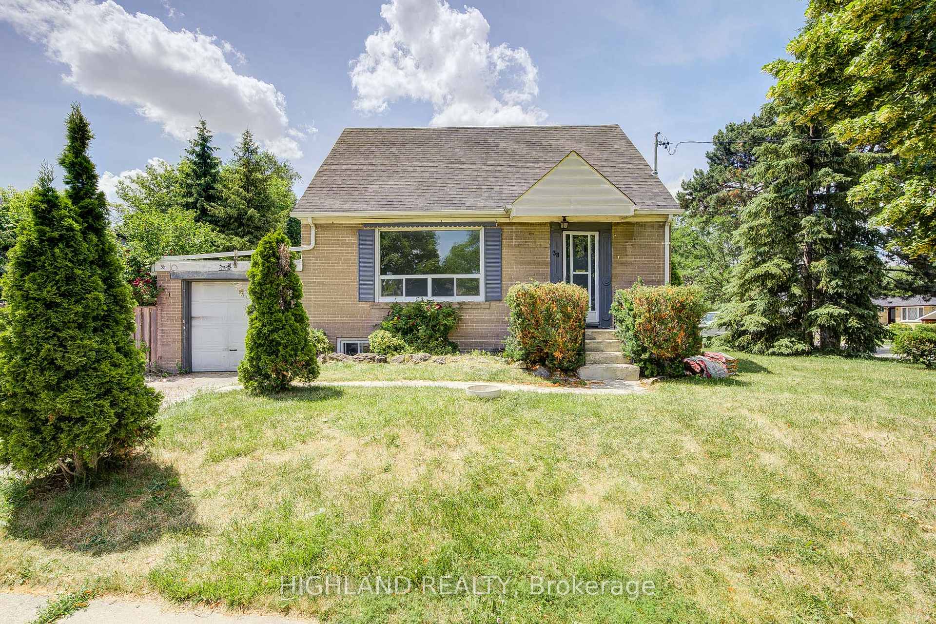 38 Esmond Crescent, Toronto W10 — photo 2 of 5