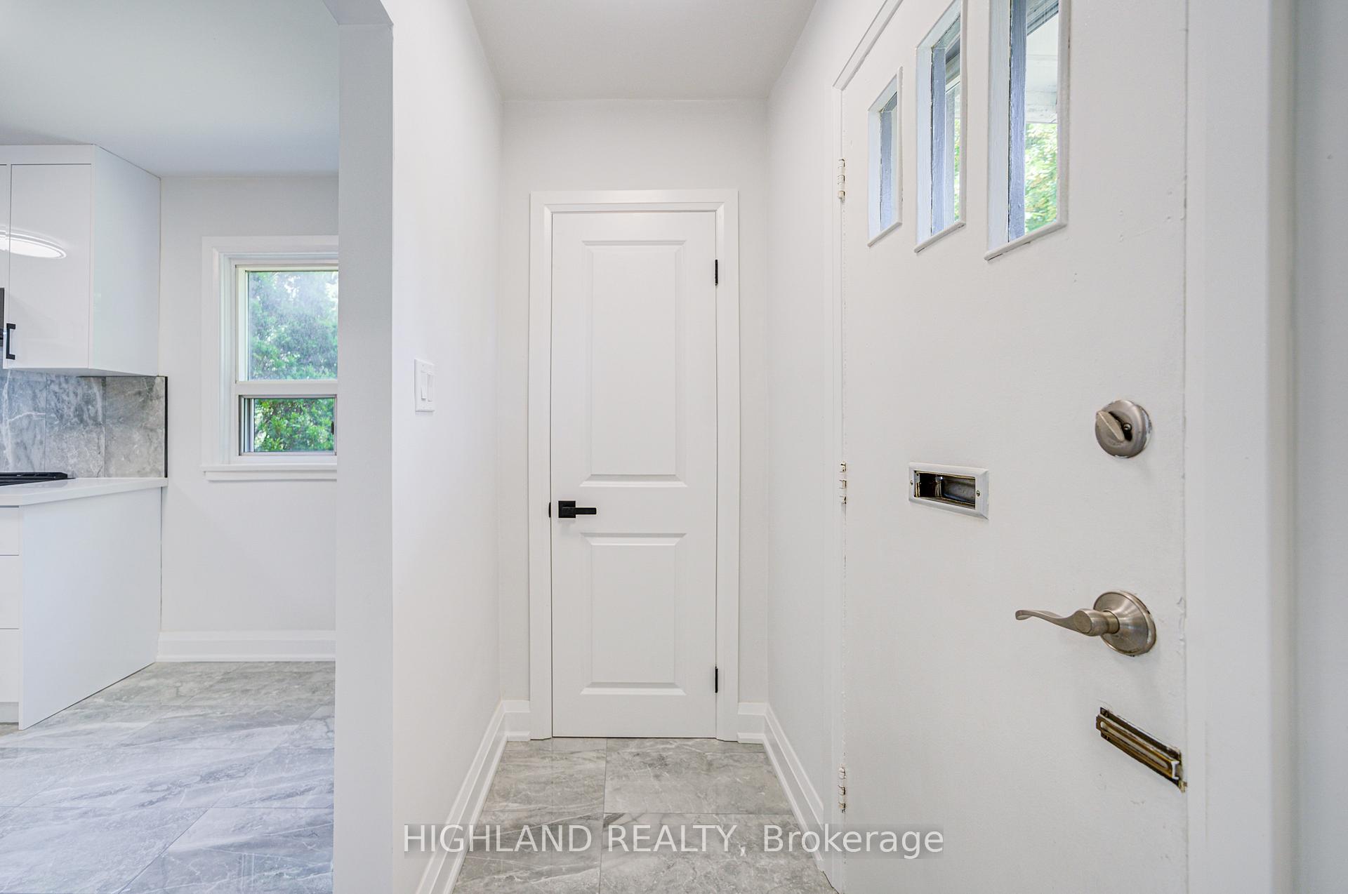38 Esmond Crescent, Toronto W10 — photo 4 of 5