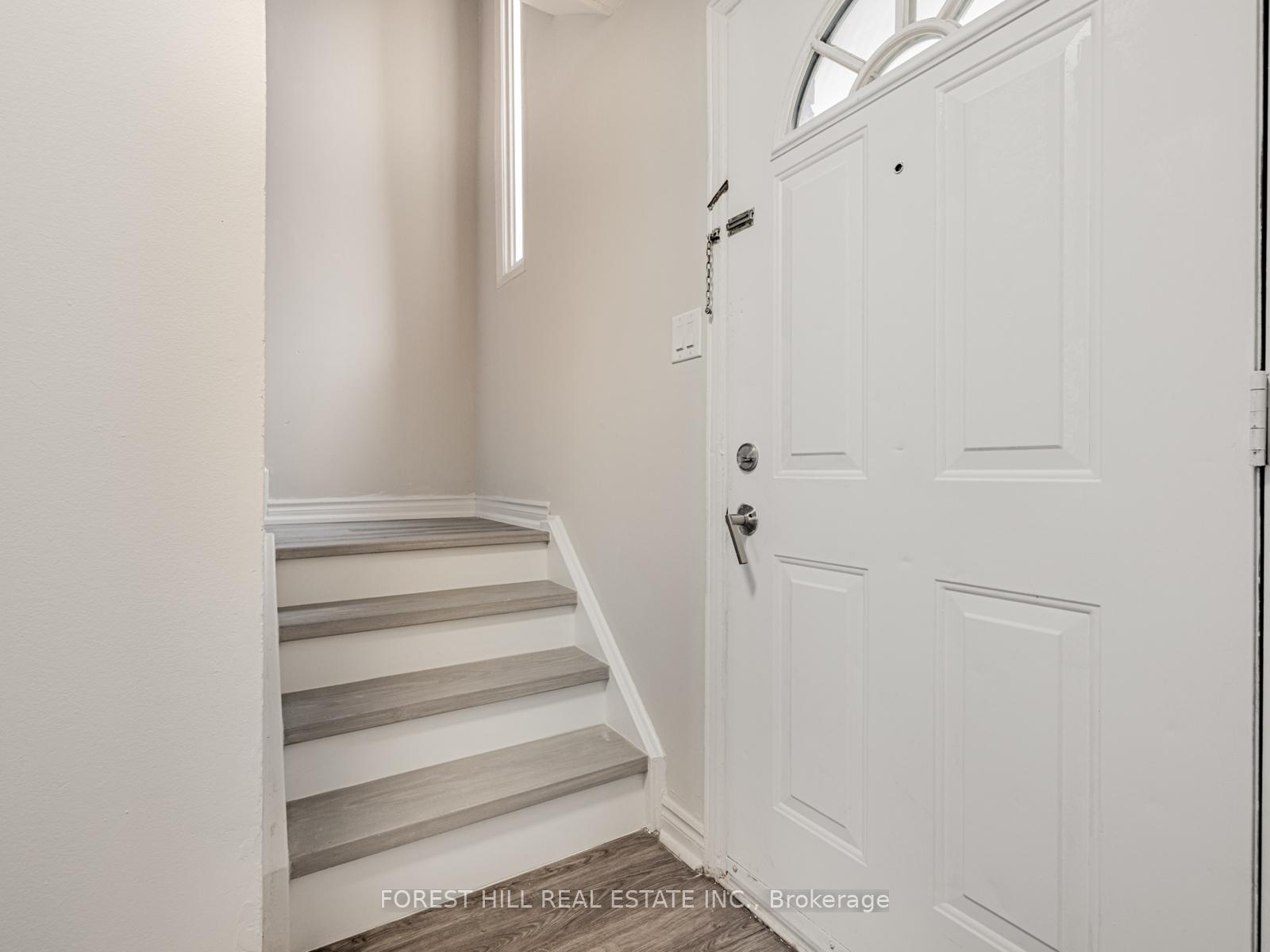 16 Rexdale Boulevard 25, Toronto W10 — photo 2 of 5