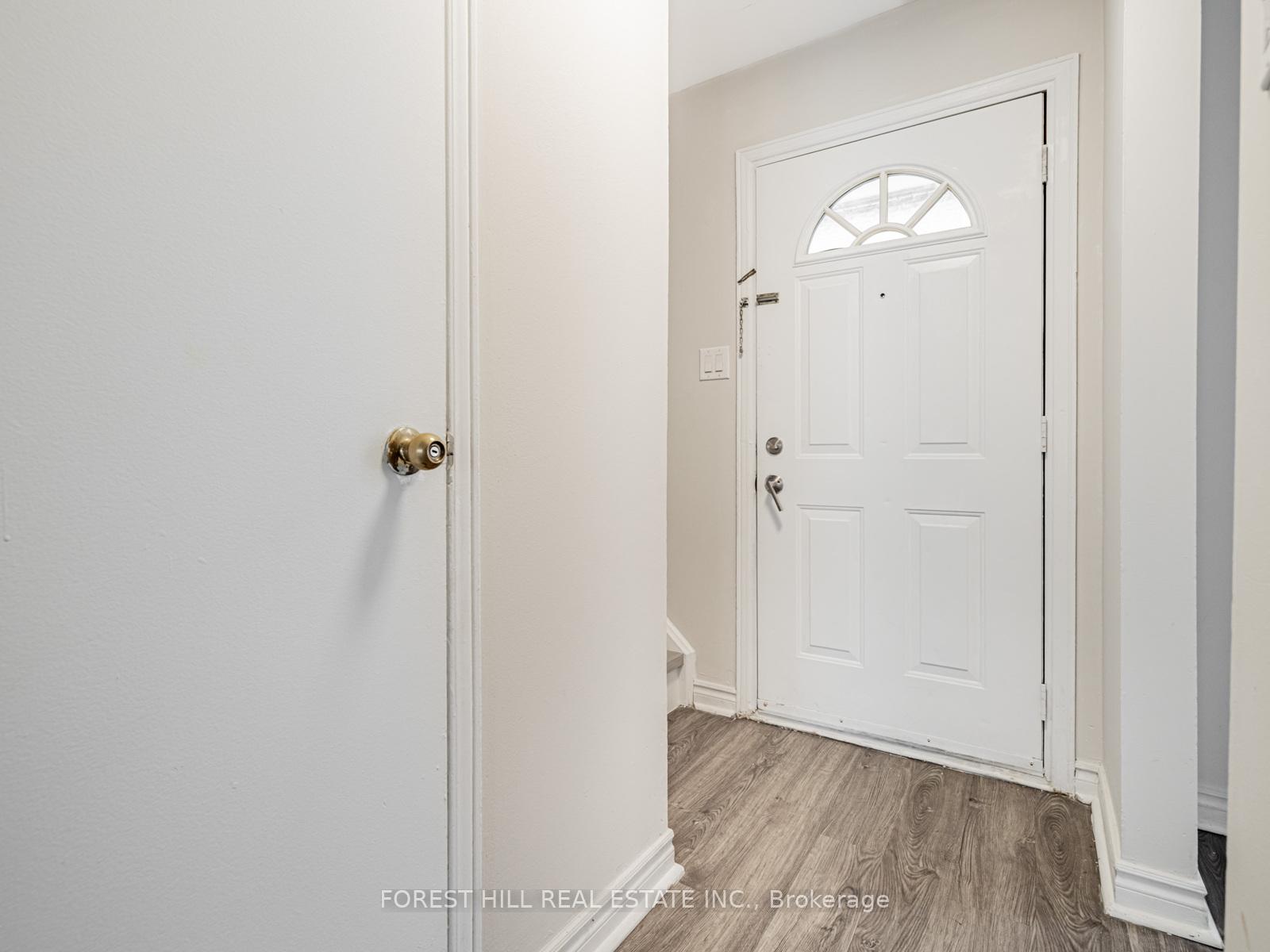 16 Rexdale Boulevard 25, Toronto W10 — photo 4 of 5