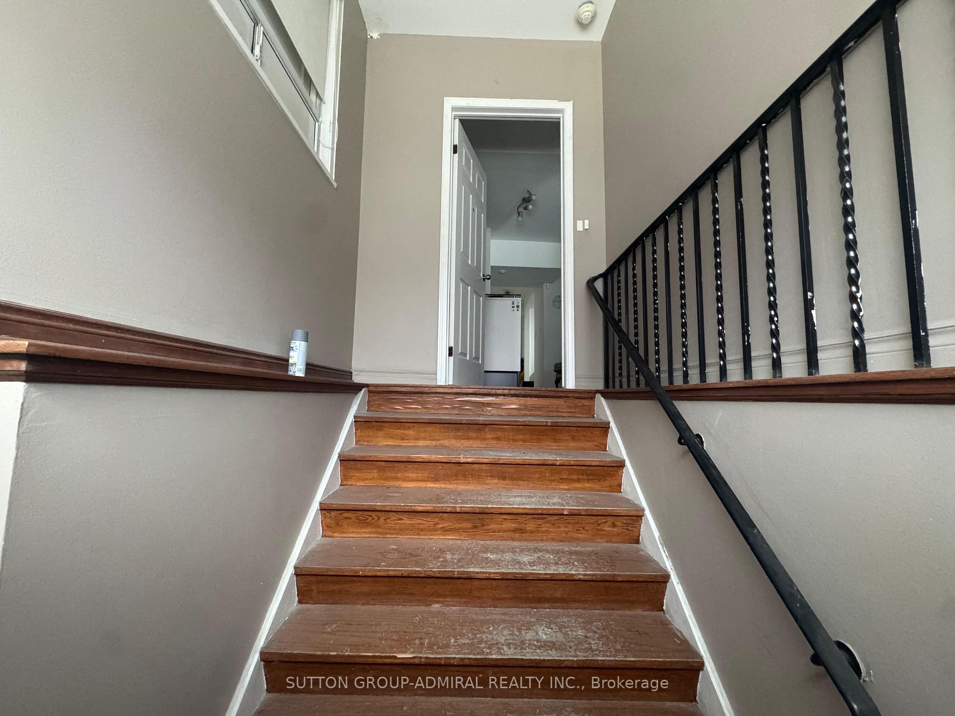 2000 Eglinton Avenue W, Toronto W04 — photo 3 of 5