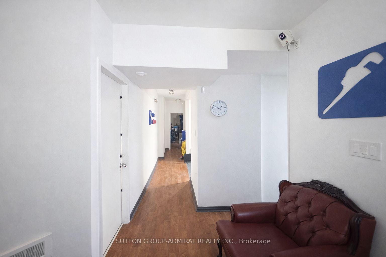2000 Eglinton Avenue W, Toronto W04 — photo 5 of 5