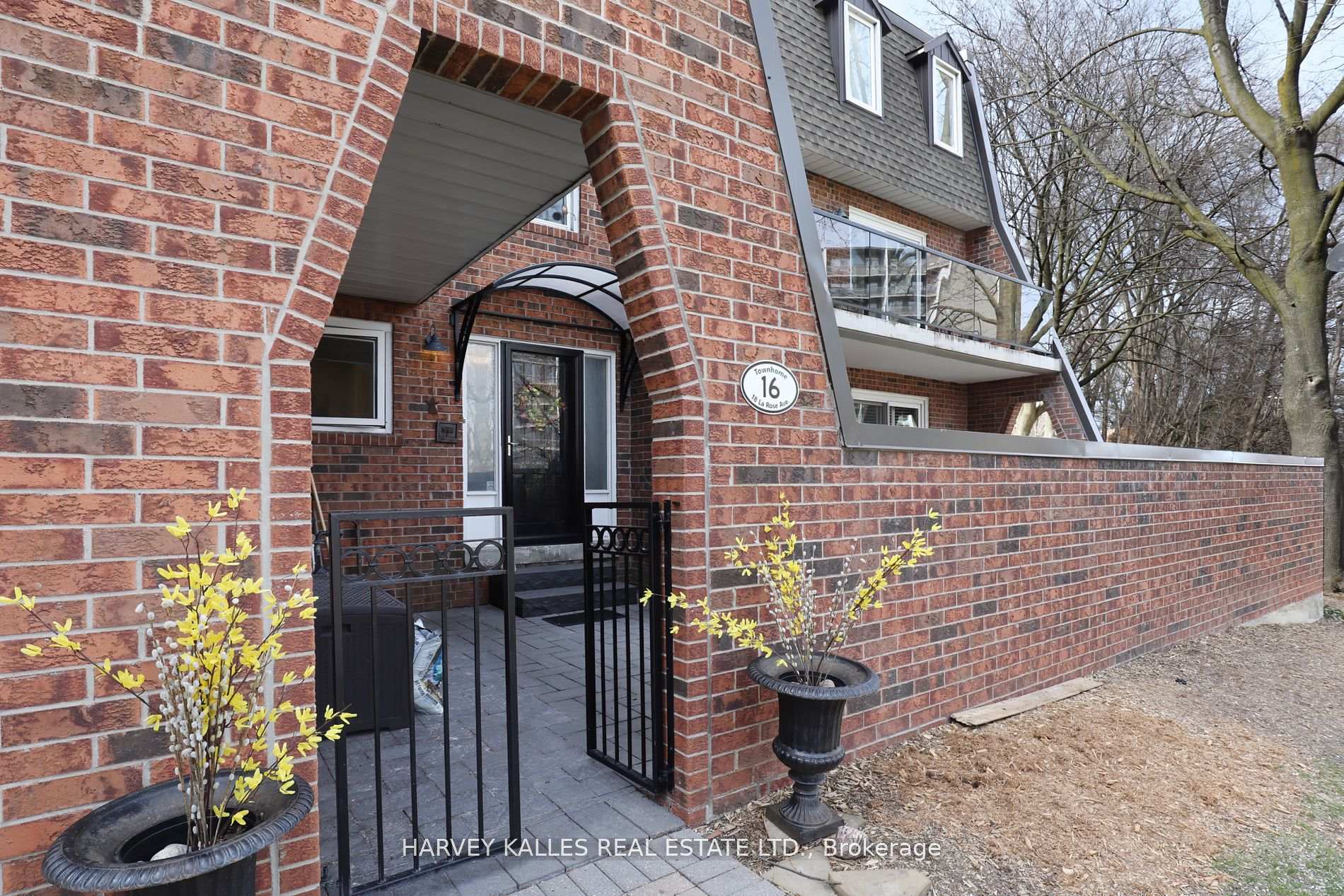 18 La Rose Avenue TH16, Toronto W09 — photo 2 of 5