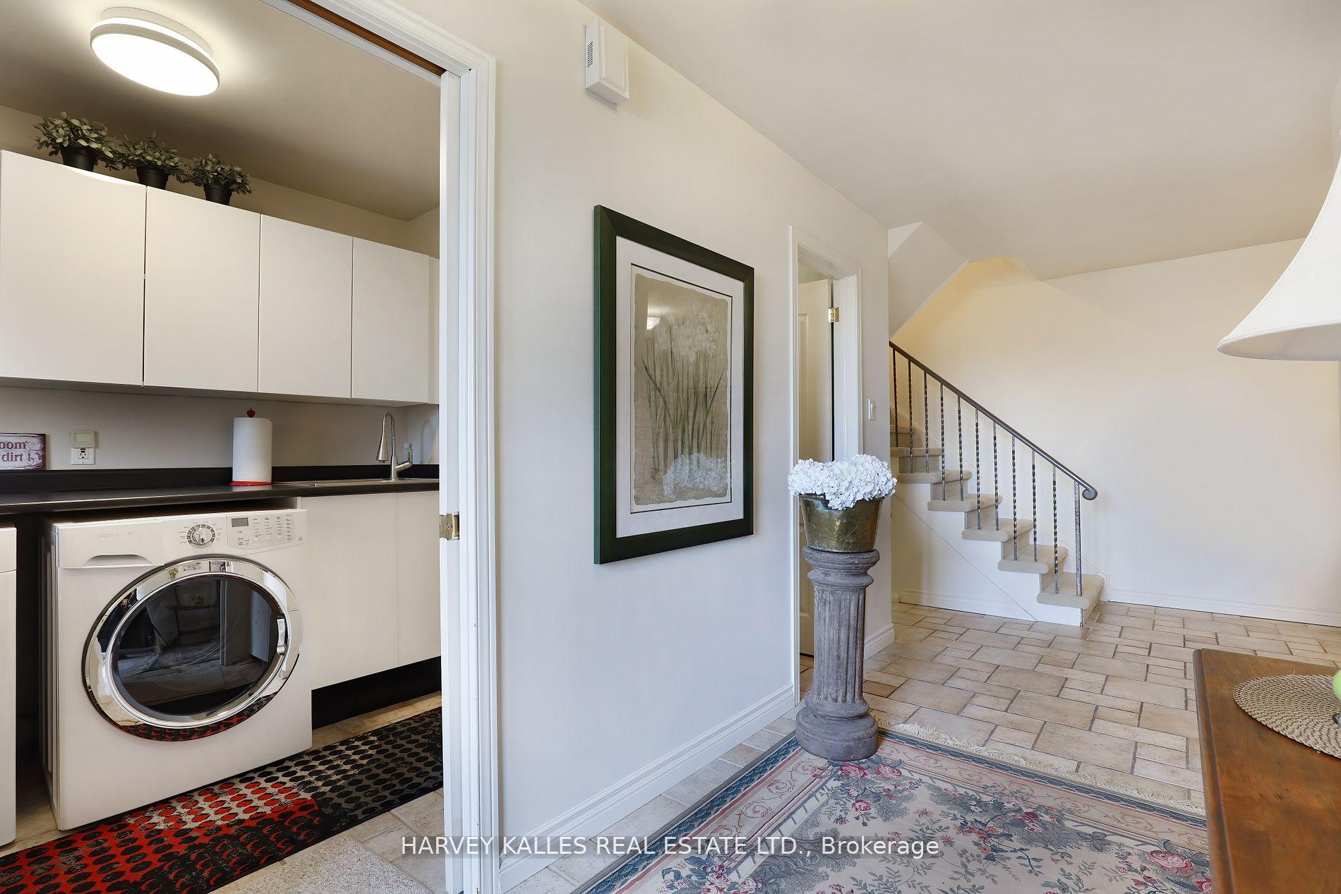 18 La Rose Avenue TH16, Toronto W09 — photo 4 of 5