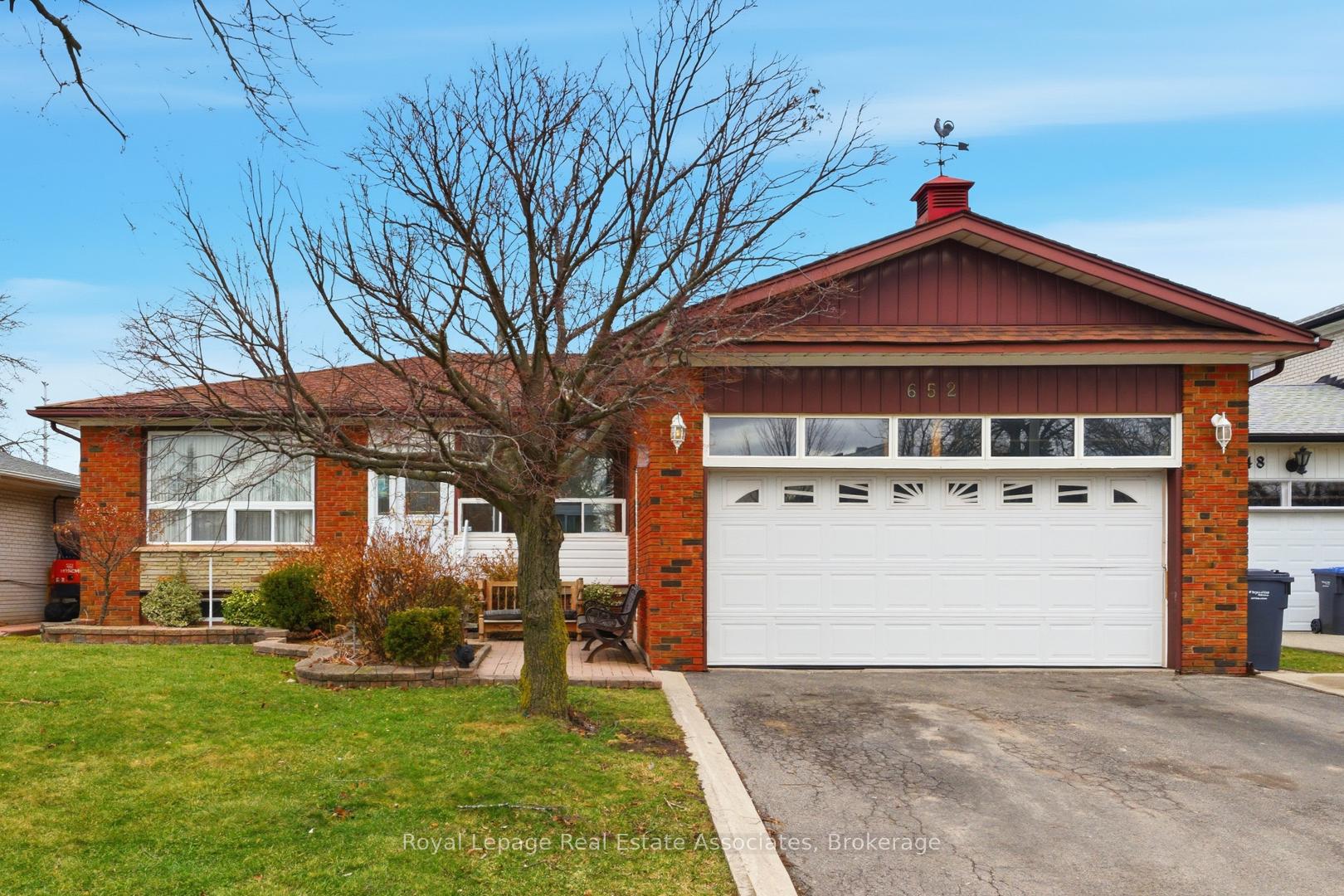 652 Eversley Drive, Mississauga, ON L5A 2C9