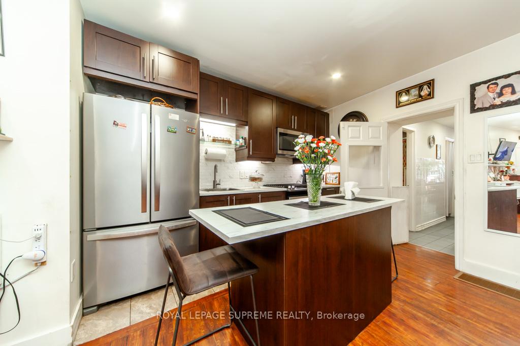 529 Rogers Road S, Toronto W03, ON M6M 1B4