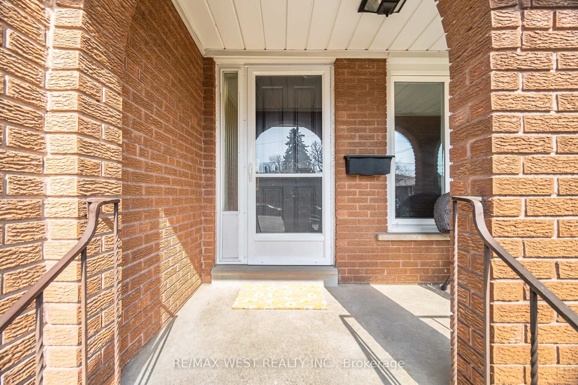 6 Disan Court, Toronto W10 — photo 2 of 5