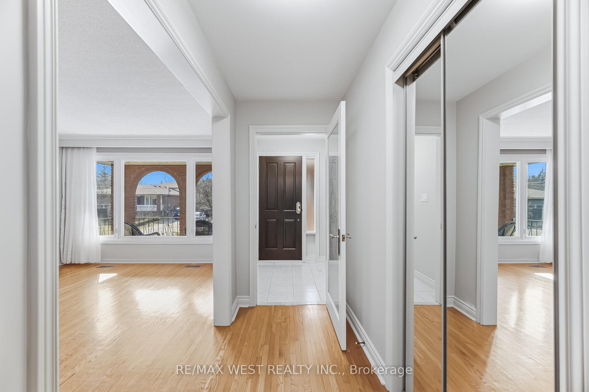 6 Disan Court, Toronto W10 — photo 3 of 5