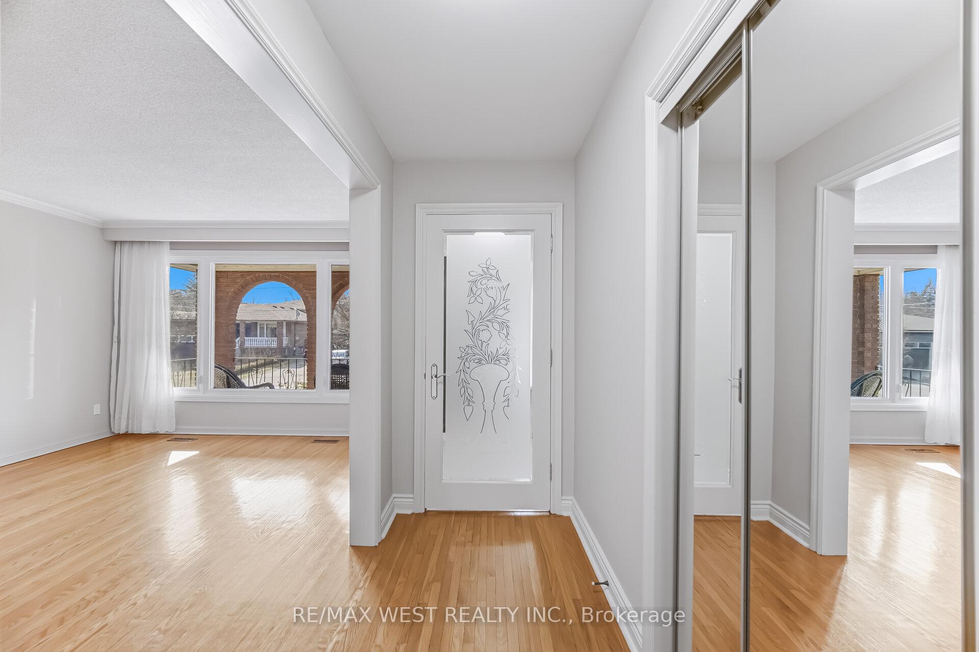 6 Disan Court, Toronto W10 — photo 4 of 5
