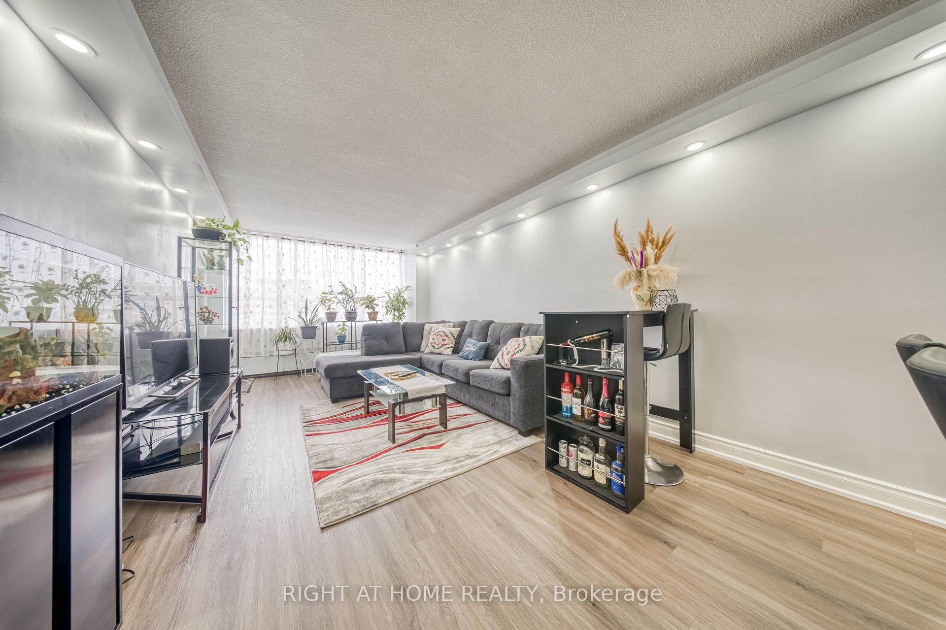 320 Dixon Road 2014, Toronto W09 — photo 3 of 5
