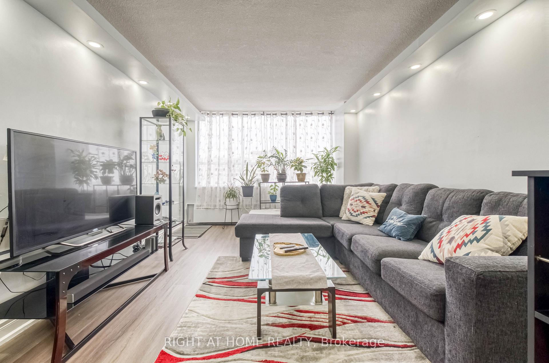 320 Dixon Road 2014, Toronto W09 — photo 5 of 5