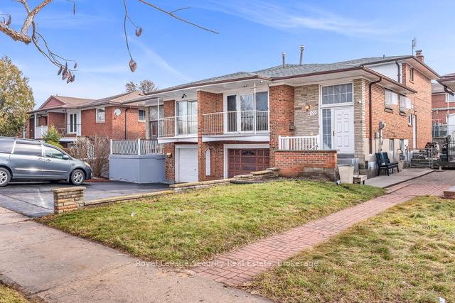 129 Milady Road, Toronto W05 — photo 3 of 5