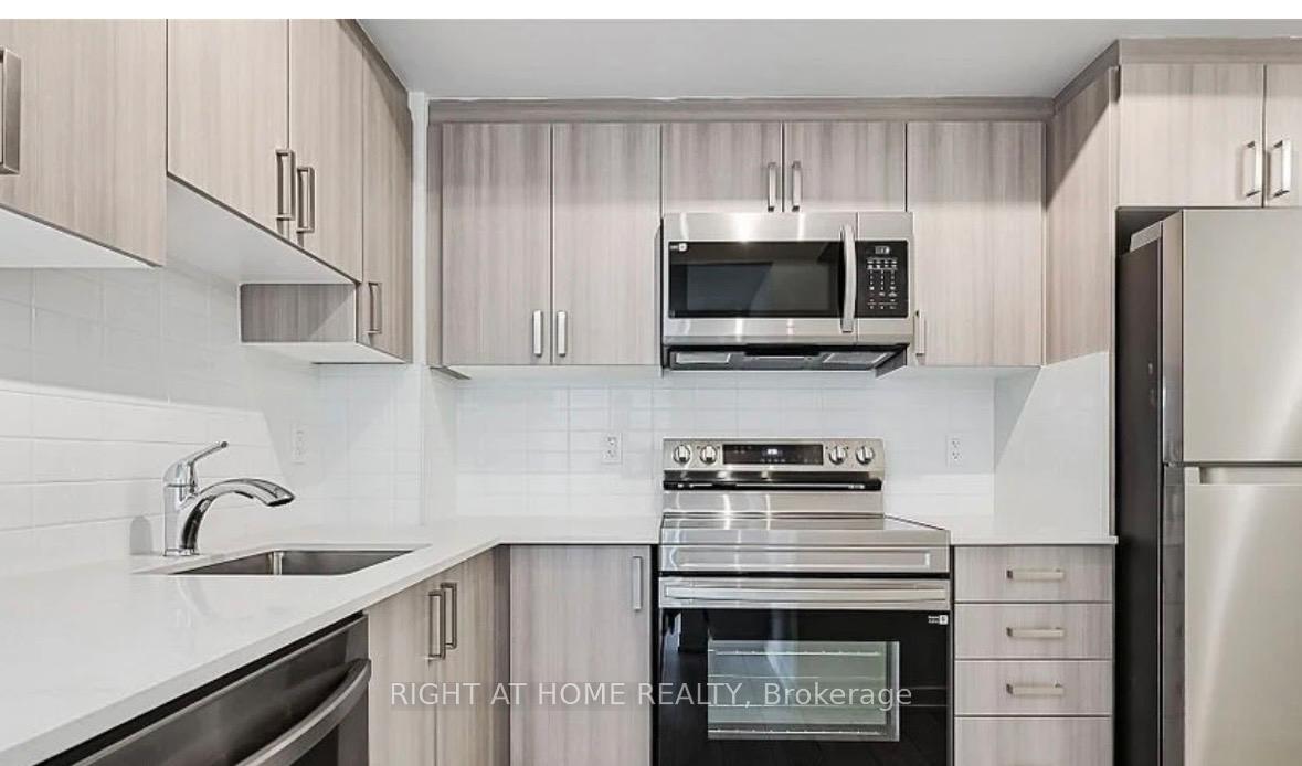556 MARLEE Avenue 521, Toronto W04 — photo 3 of 5