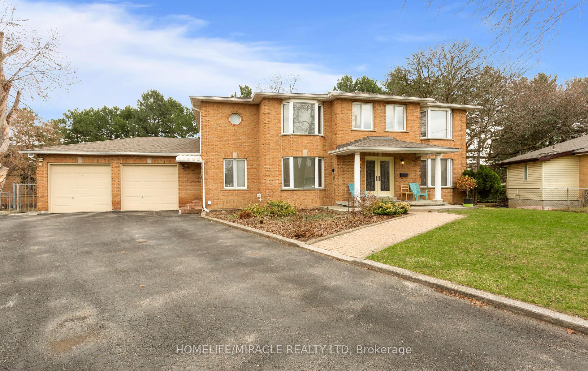 85 Harlow Crescent, Toronto W10 — photo 2 of 5