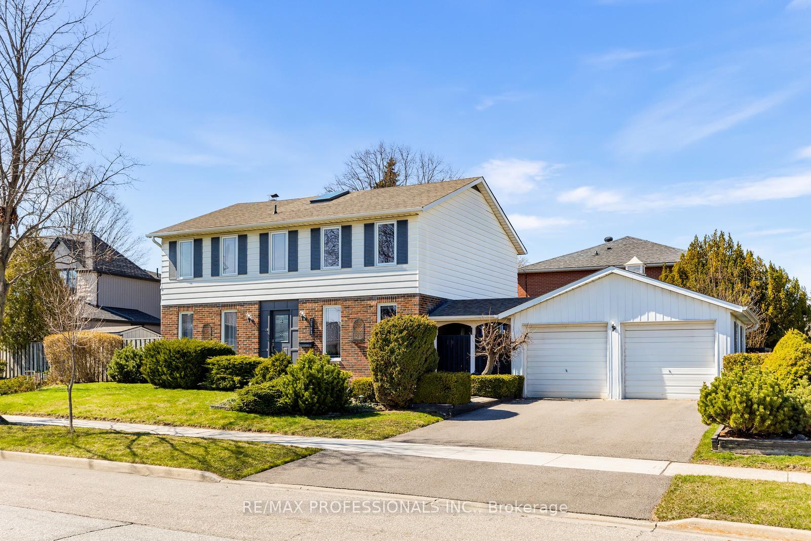 1893 Stonepath Crescent, Mississauga, ON L4X 1Y1
