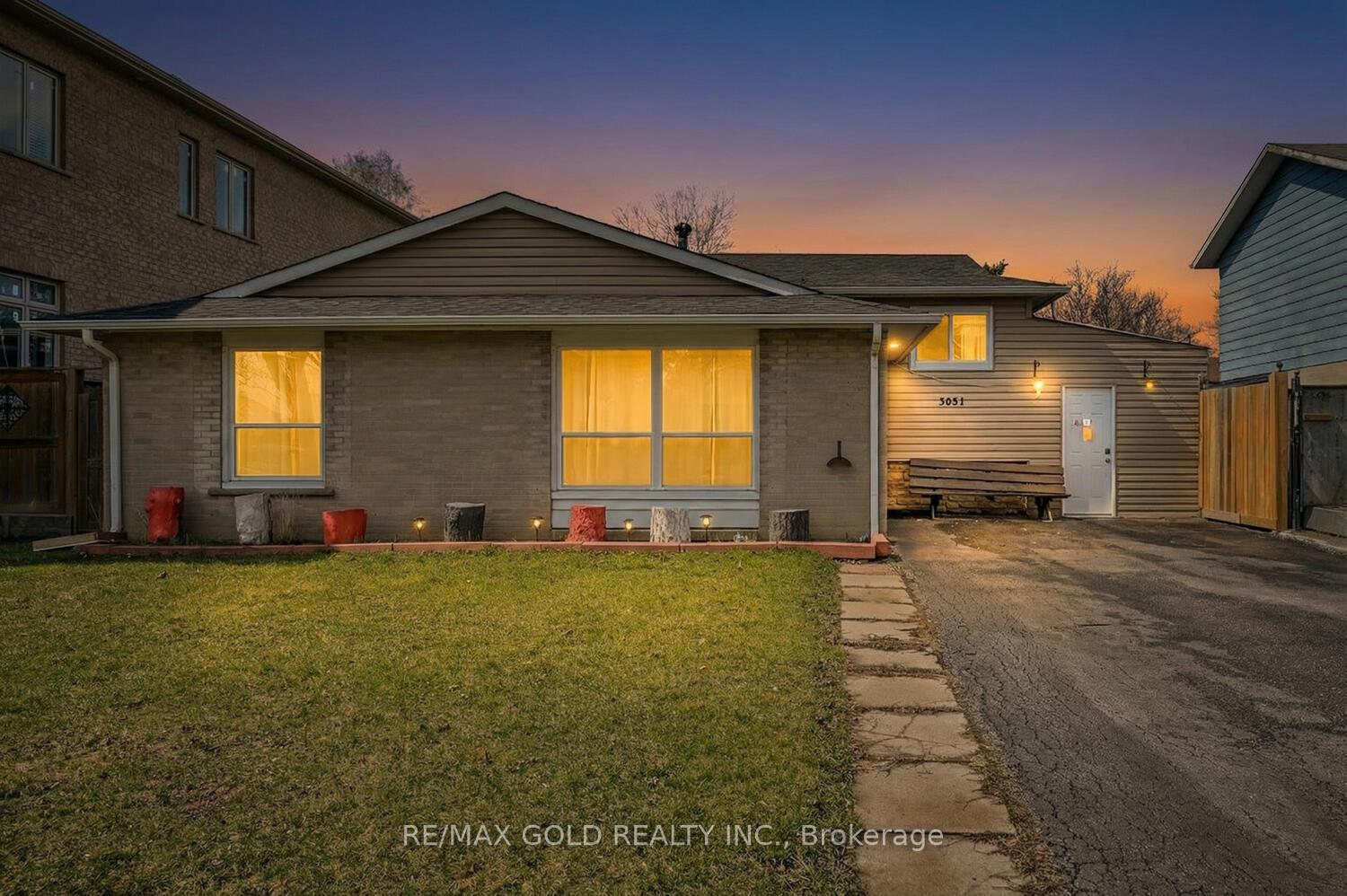 3031 Lafontaine Road, Mississauga, ON L4T 1Z4