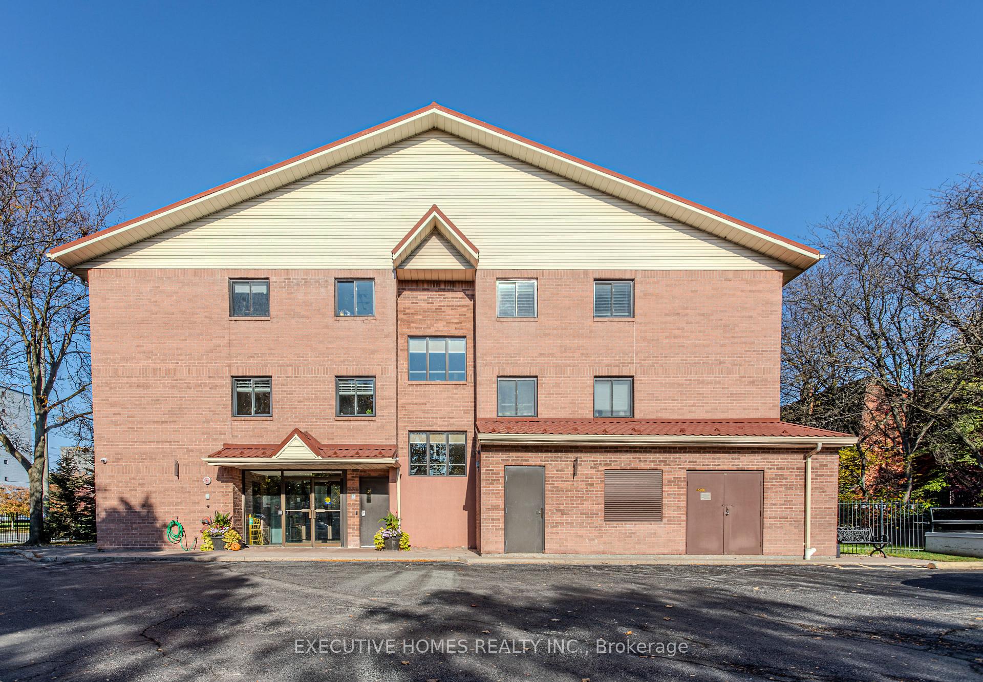 1275 Cornerbrook Place 102, Mississauga, ON L5C 3J3