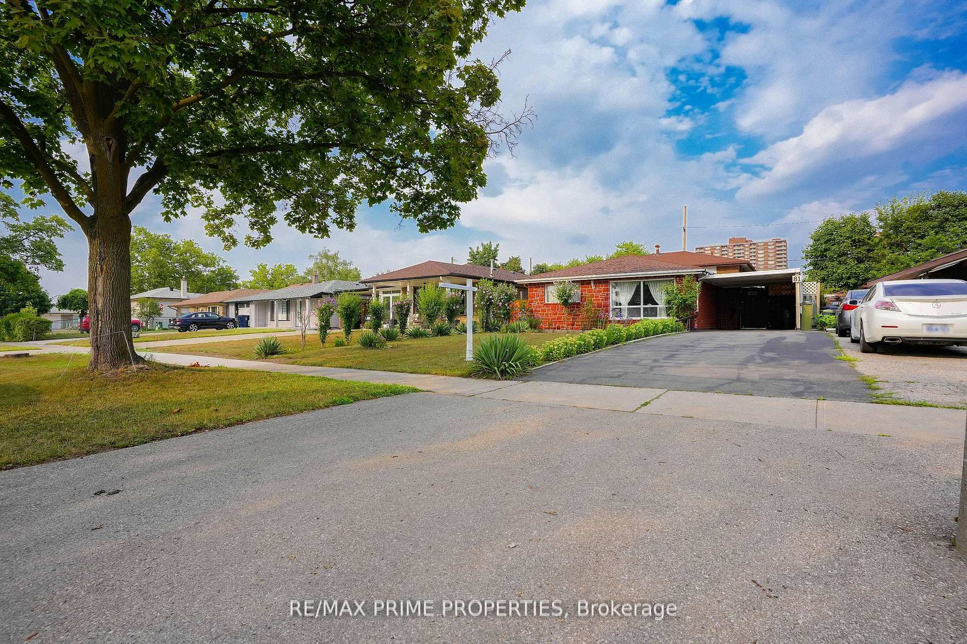 81 Silverstone Drive, Toronto W10 — photo 3 of 5