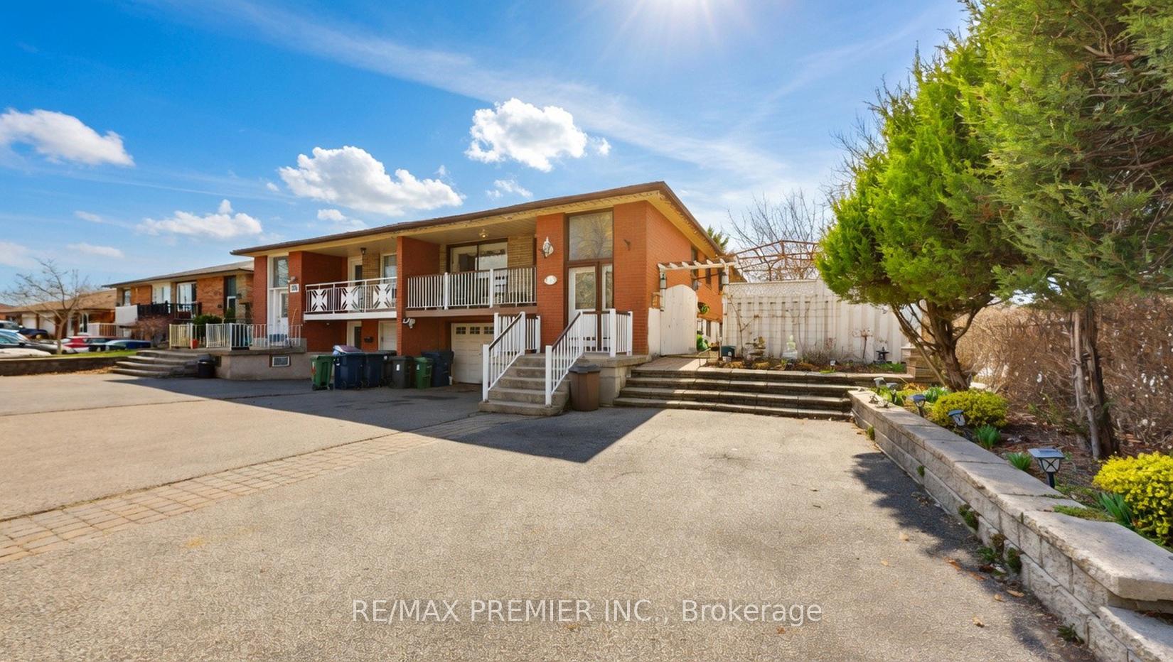 108 Hisey Crescent, Toronto W05 — photo 2 of 5