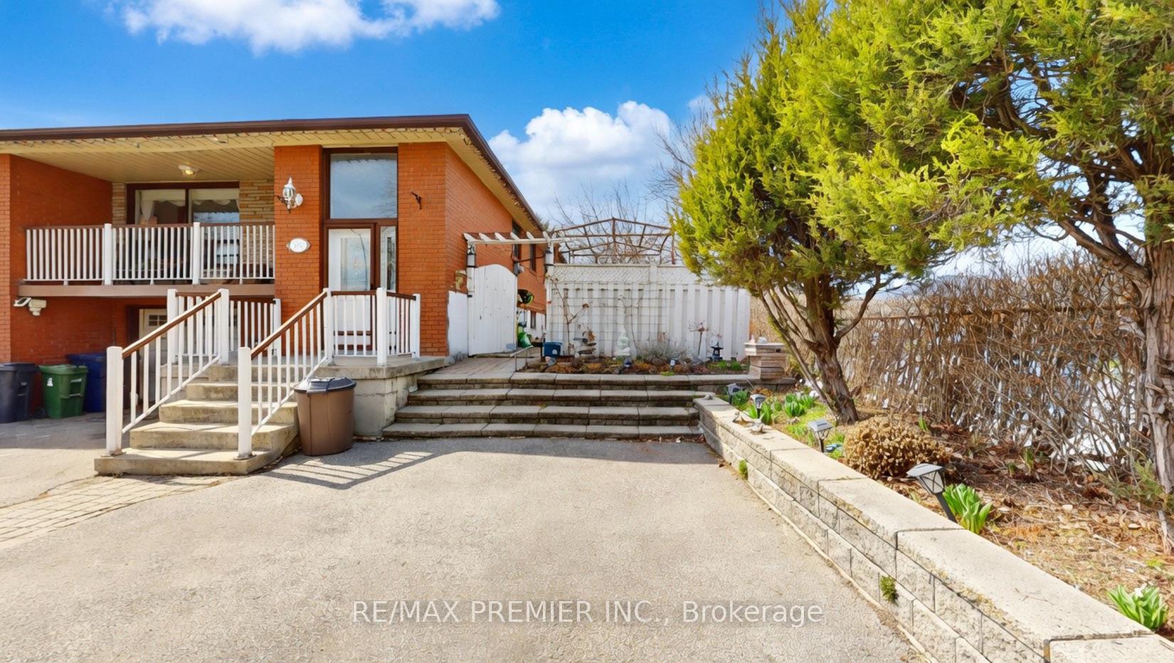 108 Hisey Crescent, Toronto W05 — photo 4 of 5