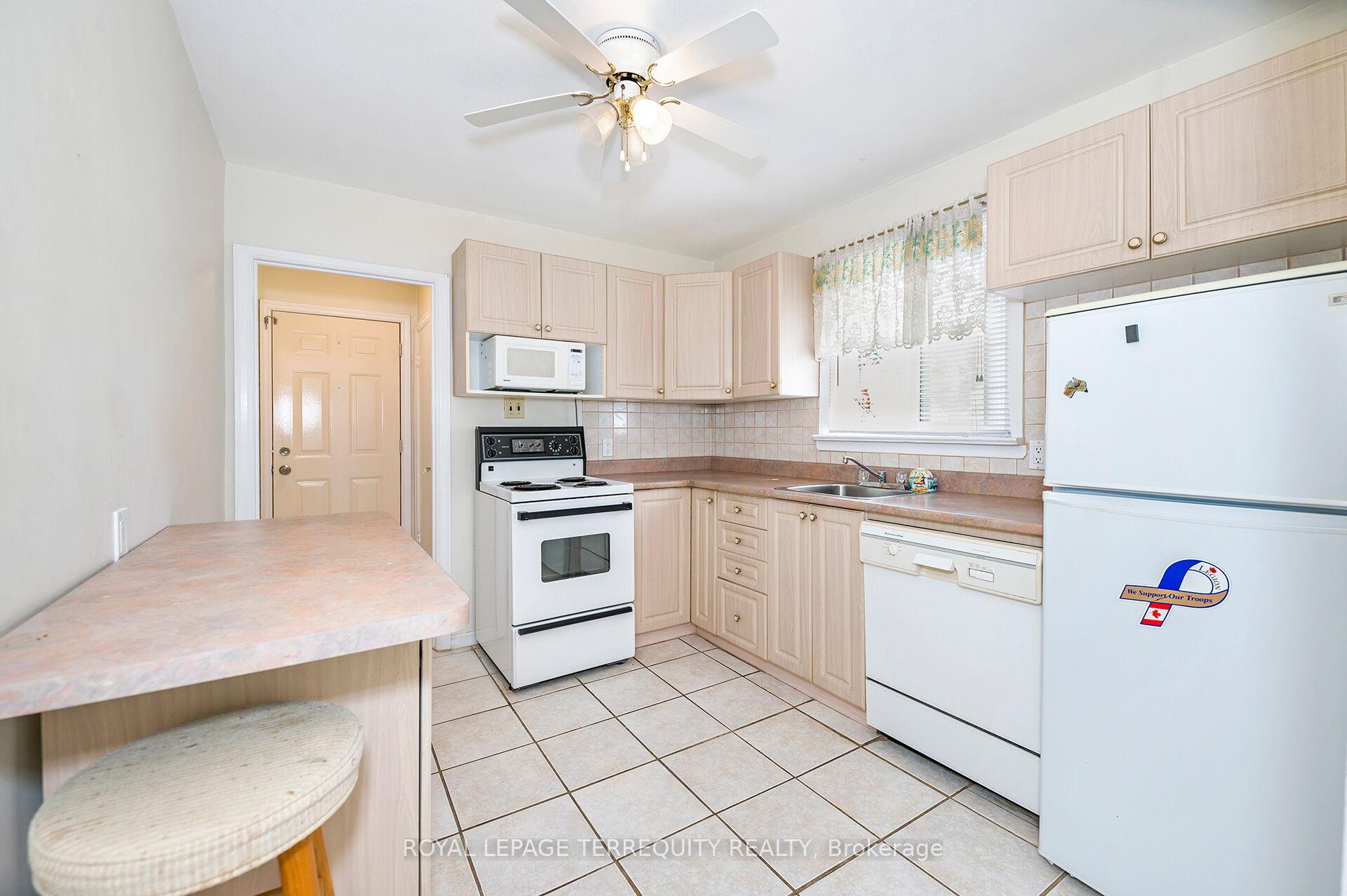 68 Parkchester Road, Toronto W04 — photo 2 of 5