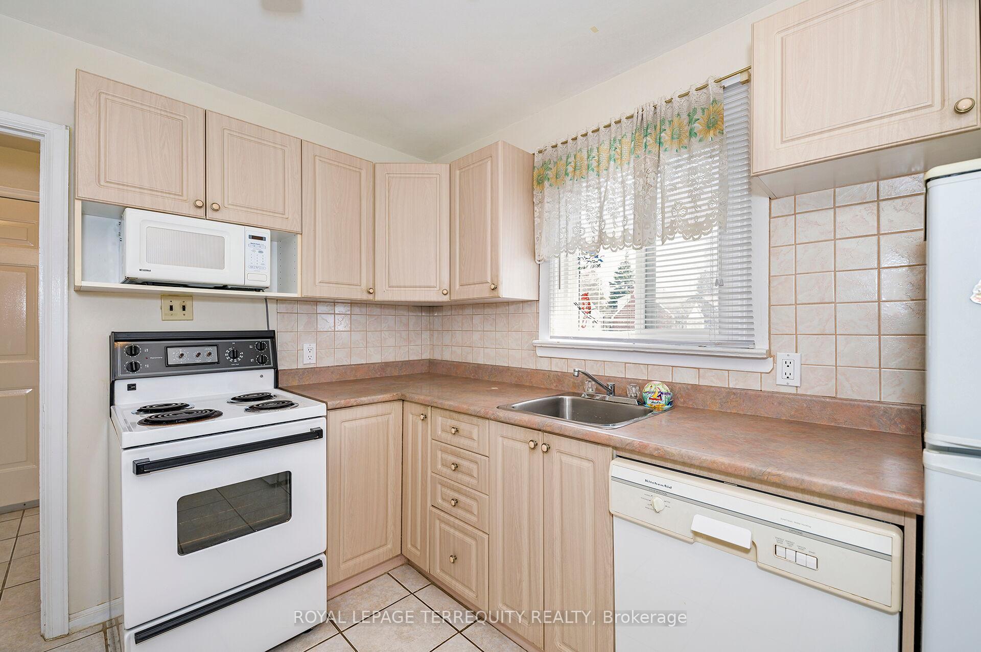 68 Parkchester Road, Toronto W04 — photo 3 of 5