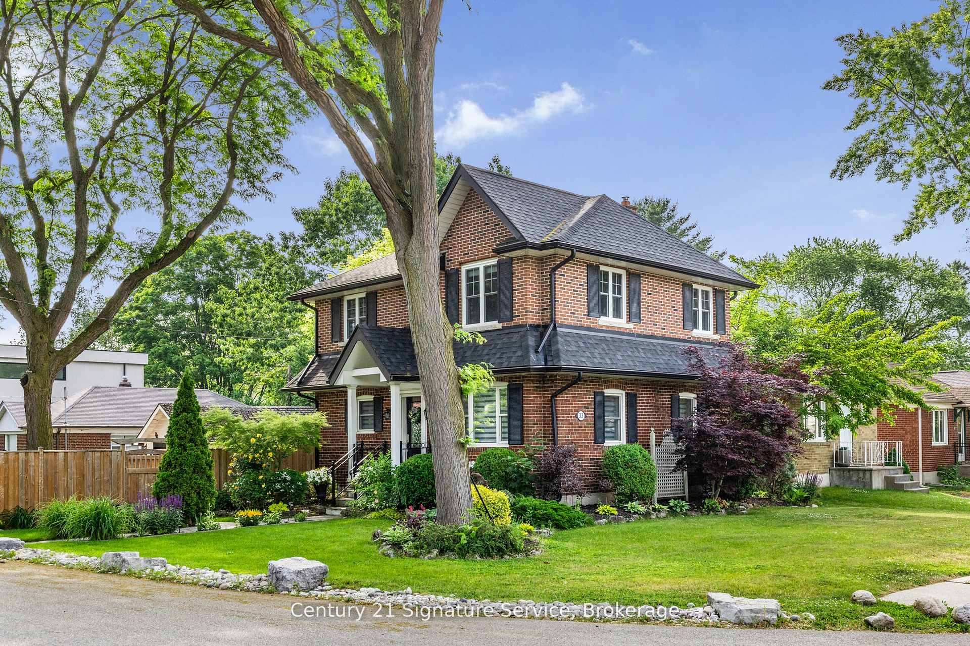 33 McIntosh Avenue, Toronto W07, ON M8Y 3E1