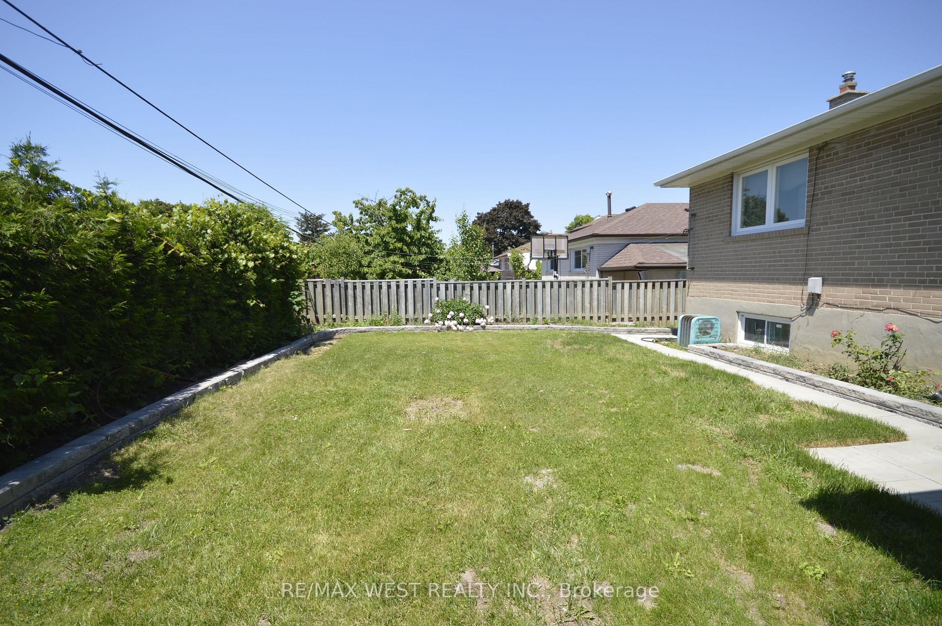 84 Kearney Drive, Toronto W10 — photo 2 of 5