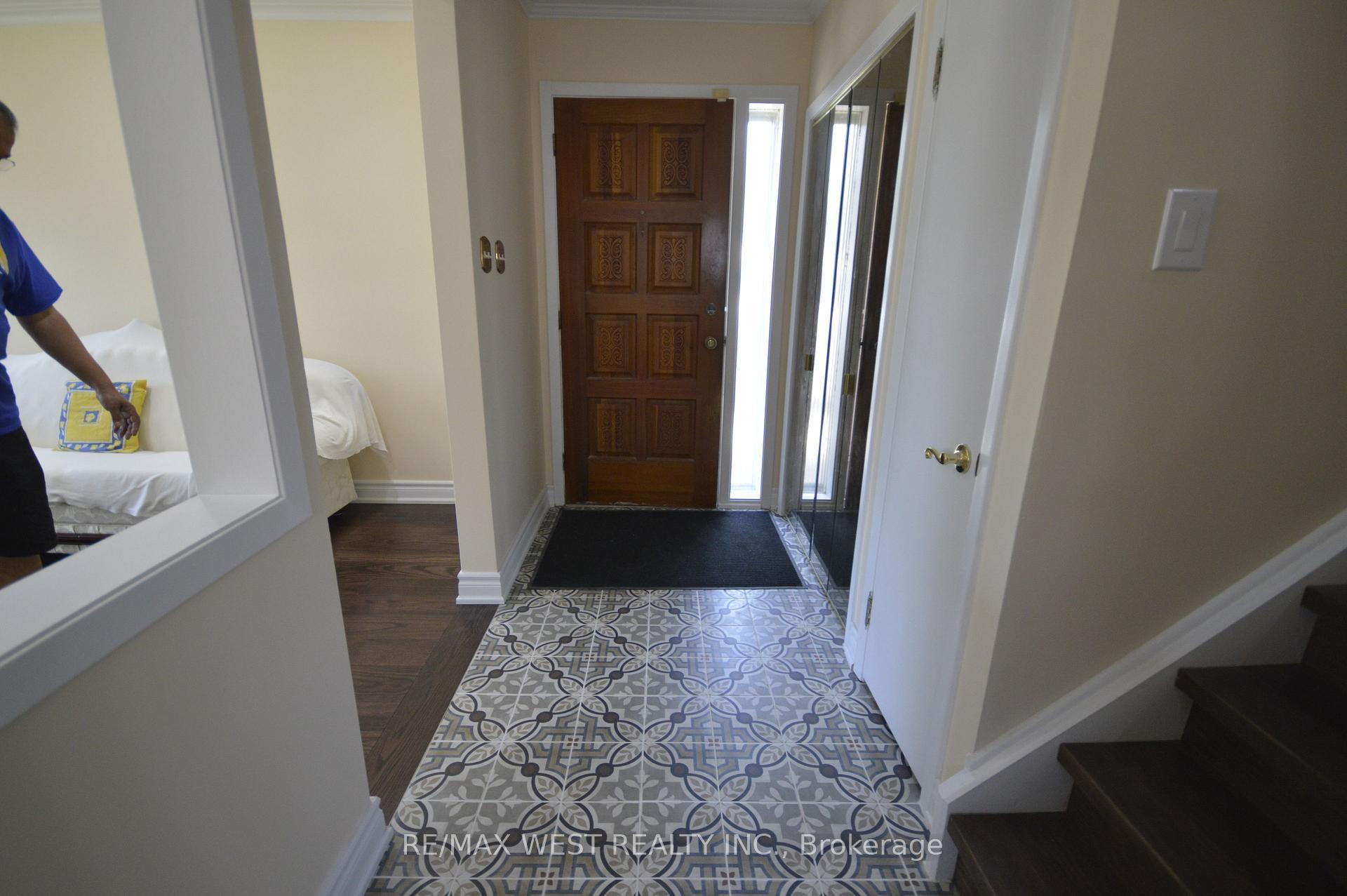 84 Kearney Drive, Toronto W10 — photo 3 of 5