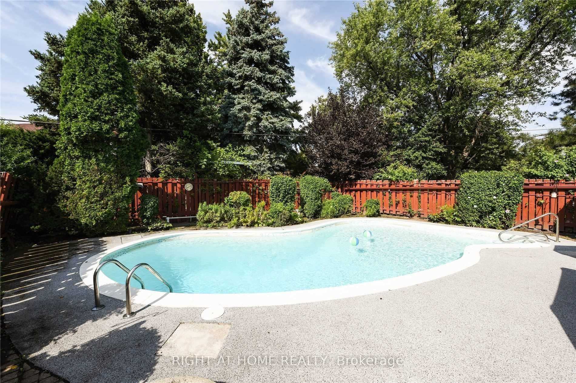 21 Mitre Place, Toronto W09 — photo 2 of 5
