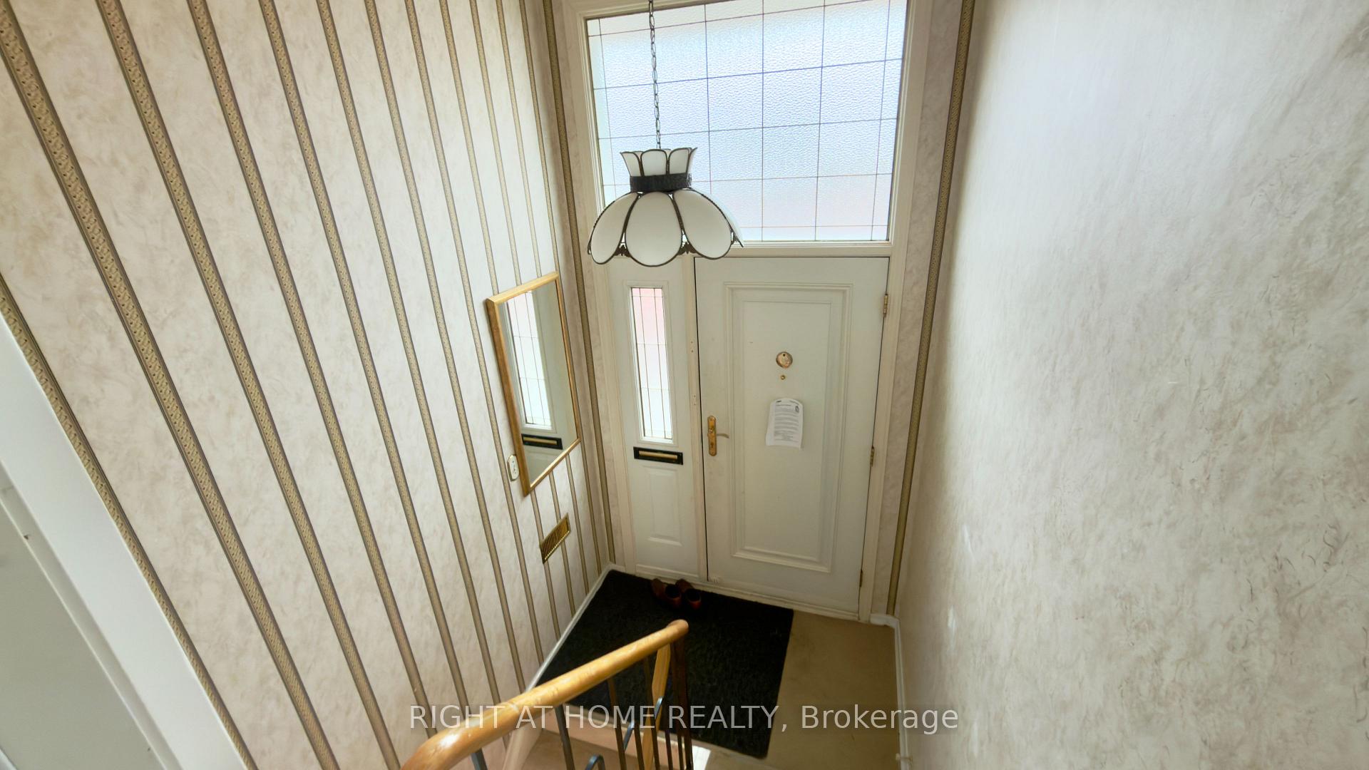 21 Mitre Place, Toronto W09 — photo 5 of 5