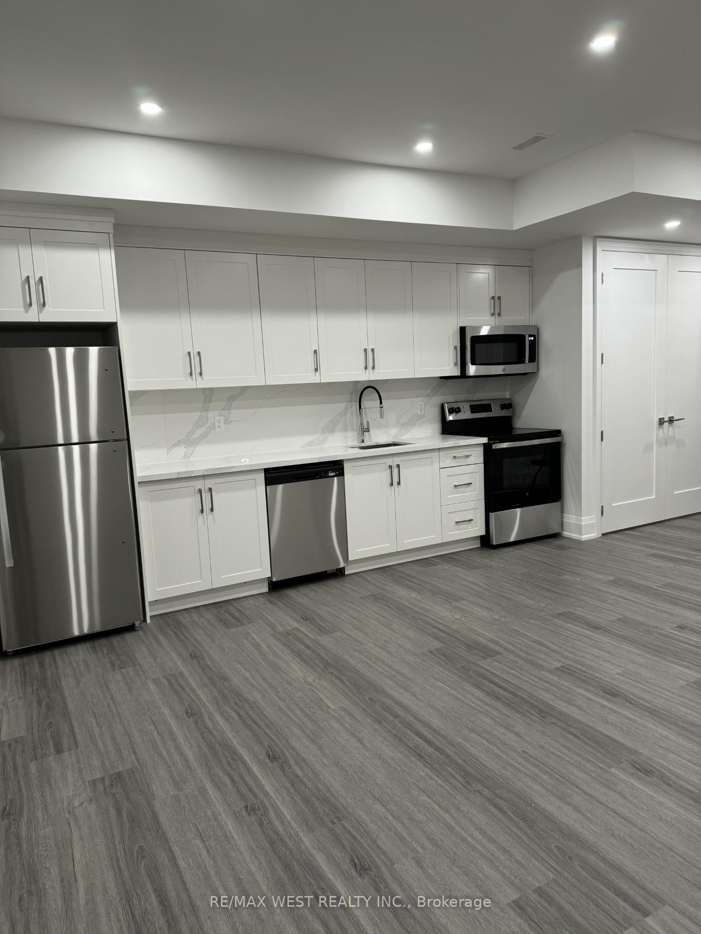 21 Antonio Court LOWER, Toronto W05 — photo 2 of 5