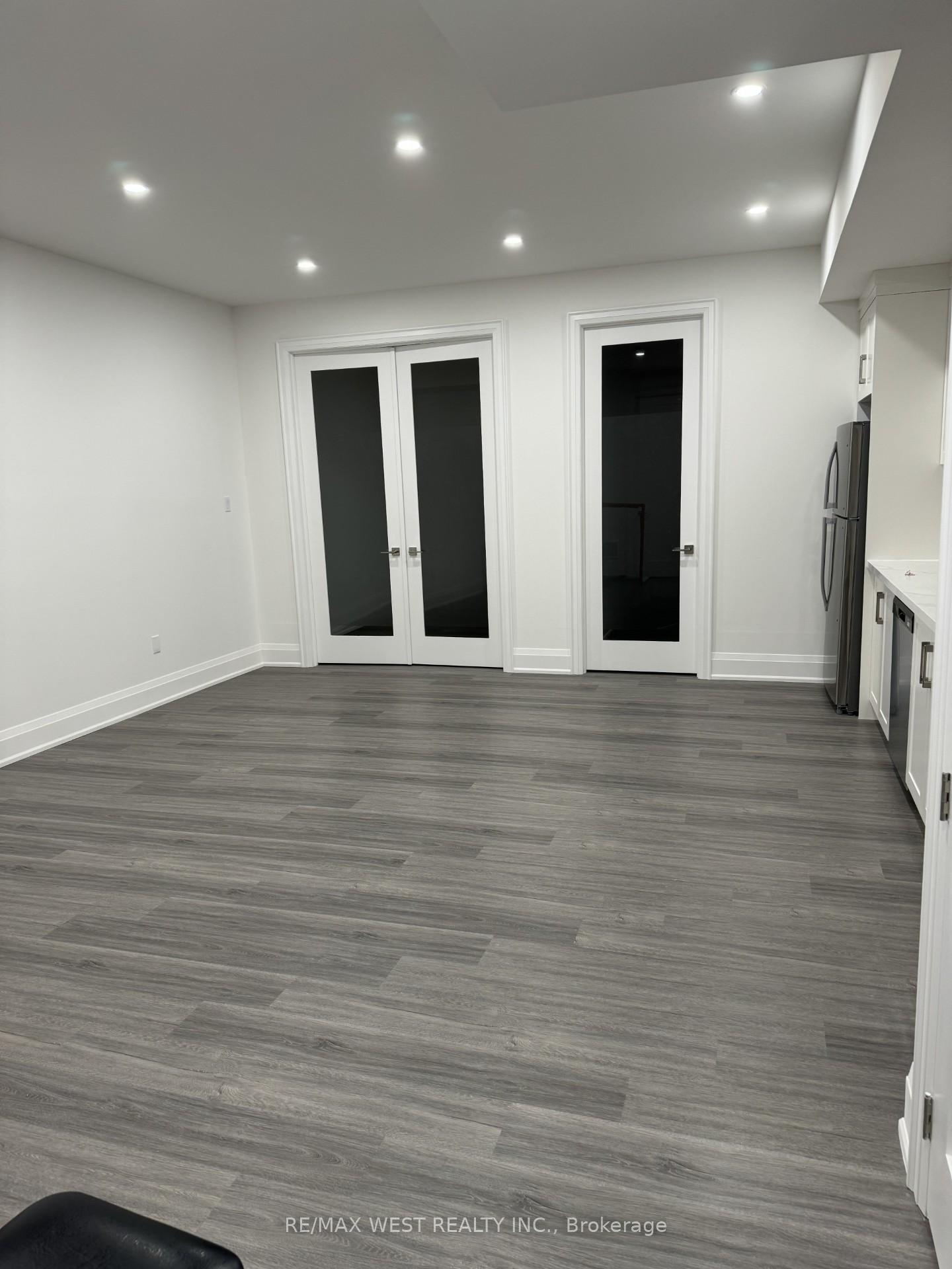 21 Antonio Court LOWER, Toronto W05 — photo 3 of 5