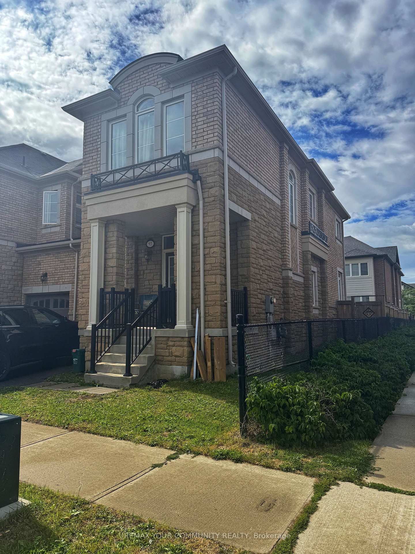93 HUGUENOT Road N, Oakville, ON L6H 0M3