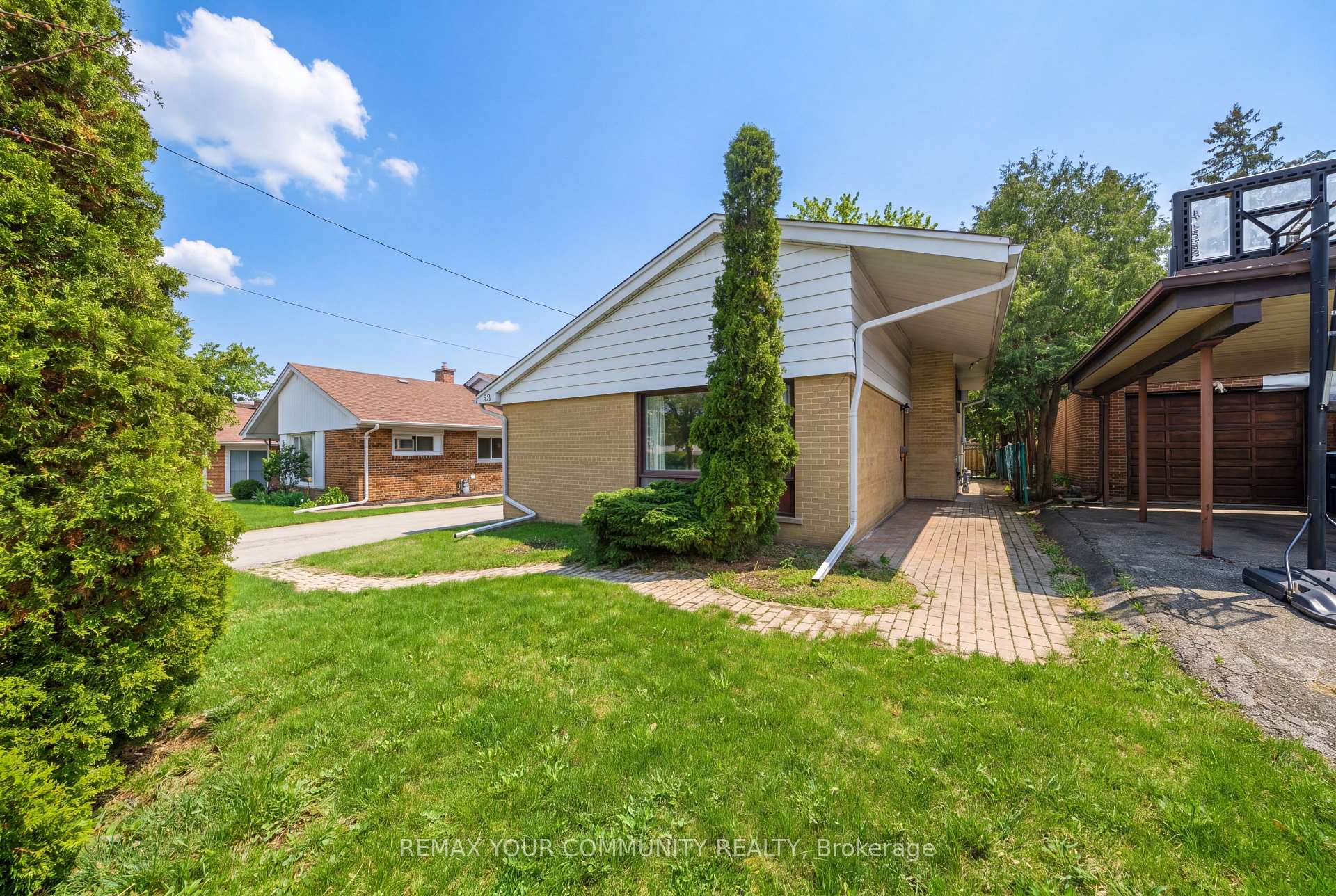 25 Fordwich Crescent, Toronto W10 — photo 2 of 5
