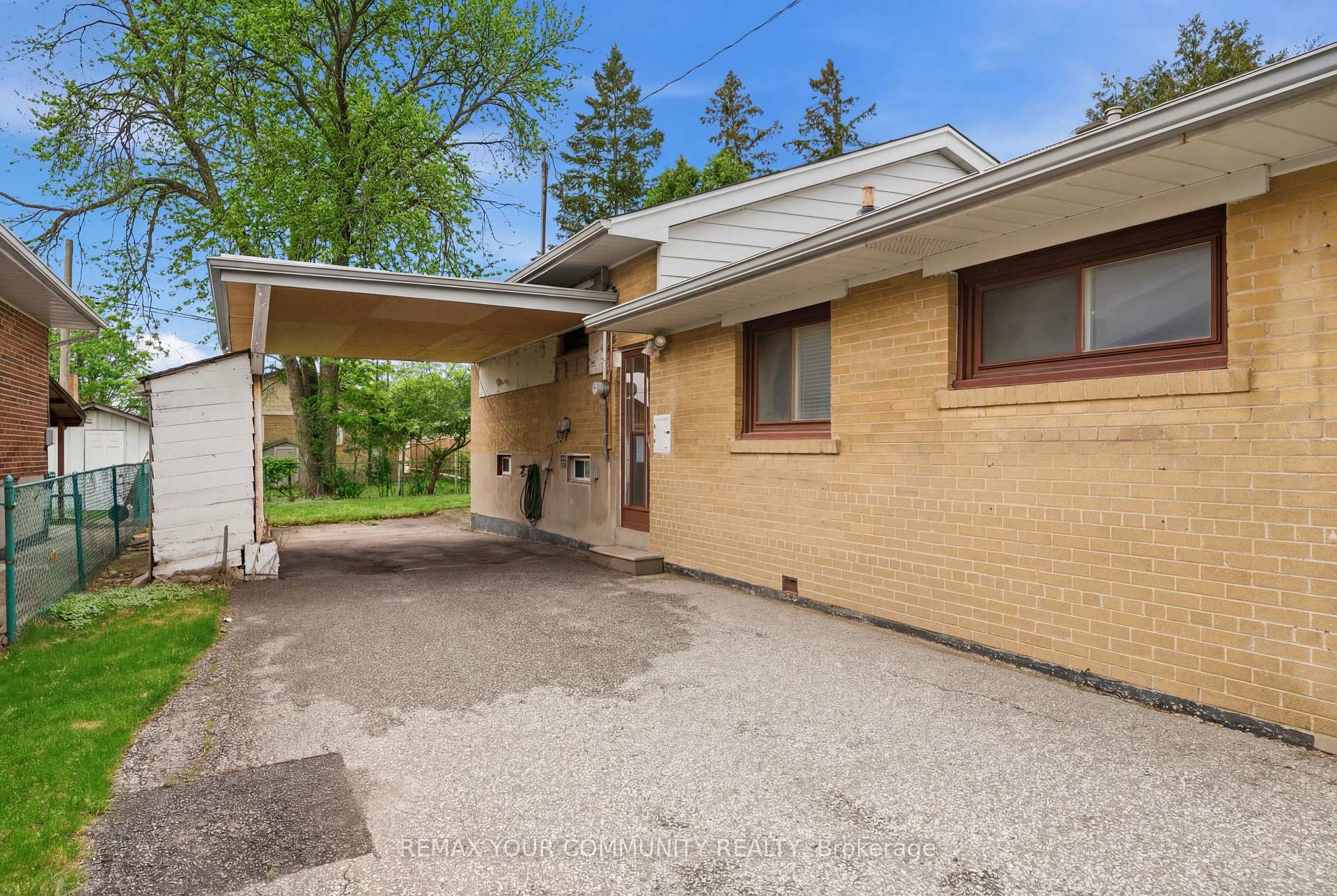 25 Fordwich Crescent, Toronto W10 — photo 3 of 5