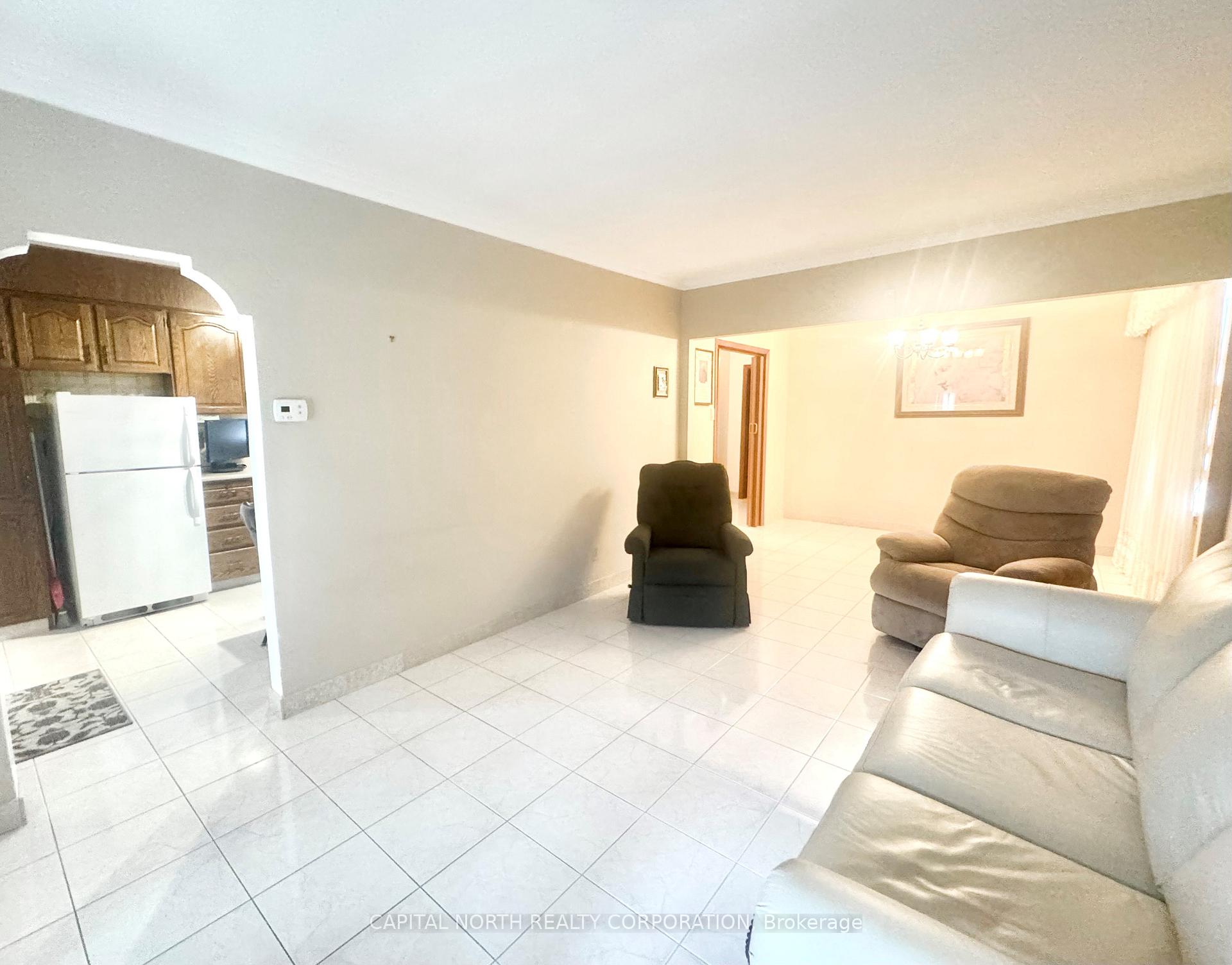 70 Beechborough Avenue, Toronto W04 — photo 4 of 5