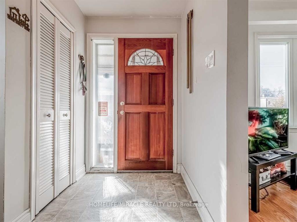 276 Elmhurst Drive, Toronto W10 — photo 2 of 5