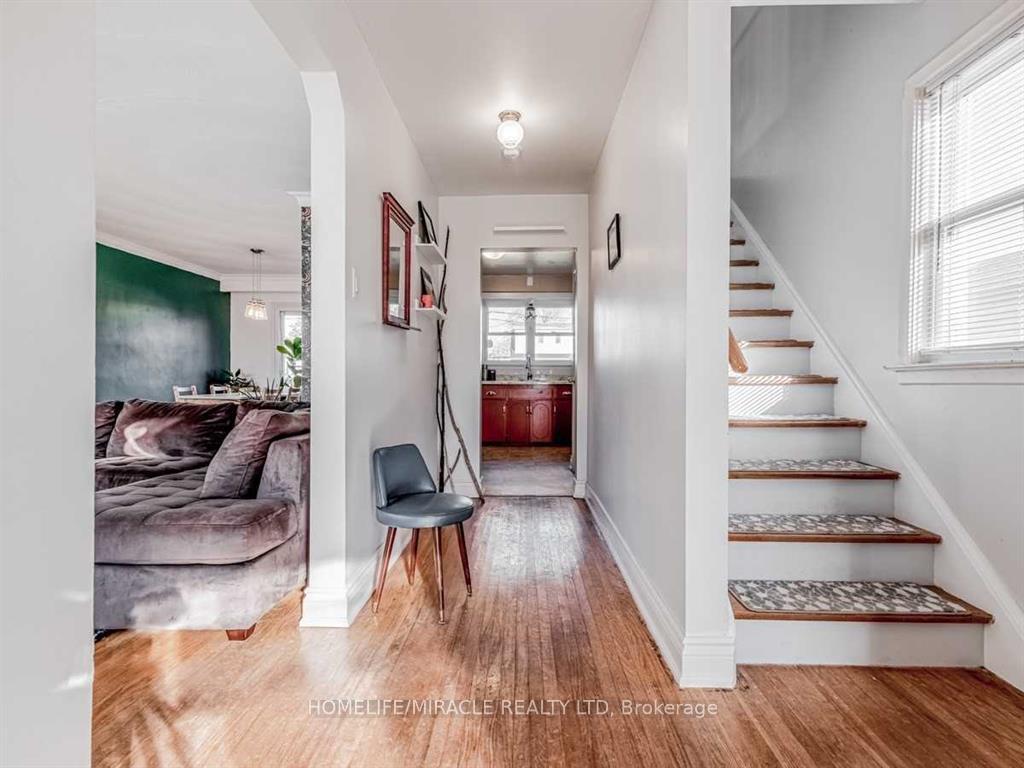 276 Elmhurst Drive, Toronto W10 — photo 3 of 5