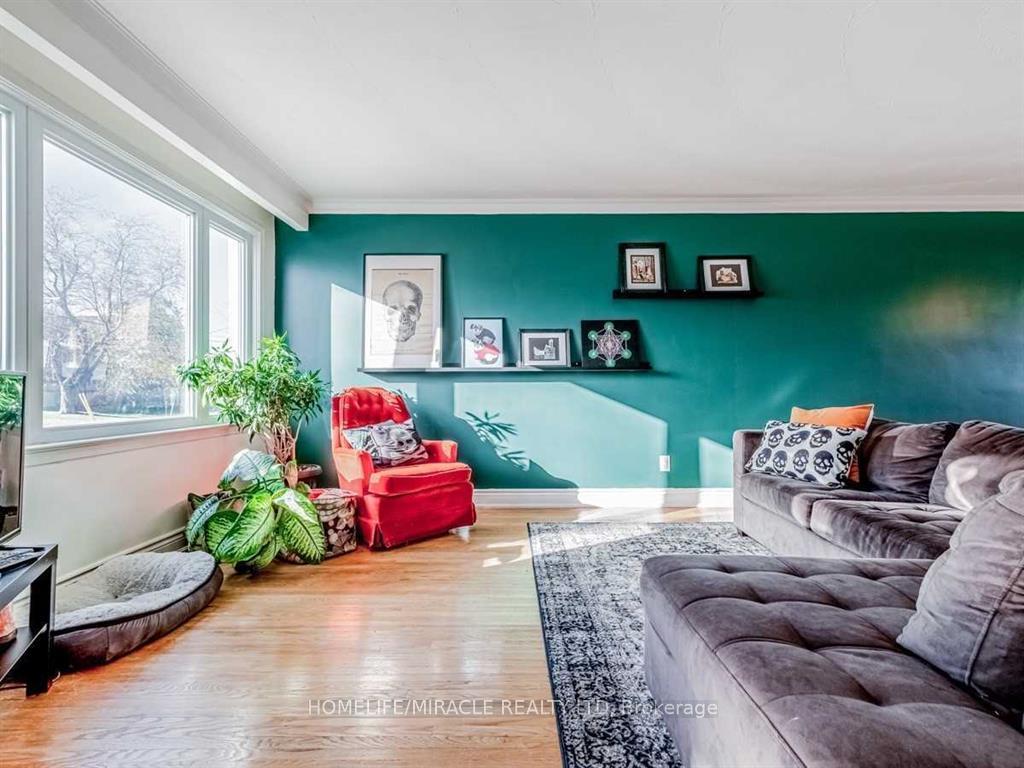 276 Elmhurst Drive, Toronto W10 — photo 4 of 5