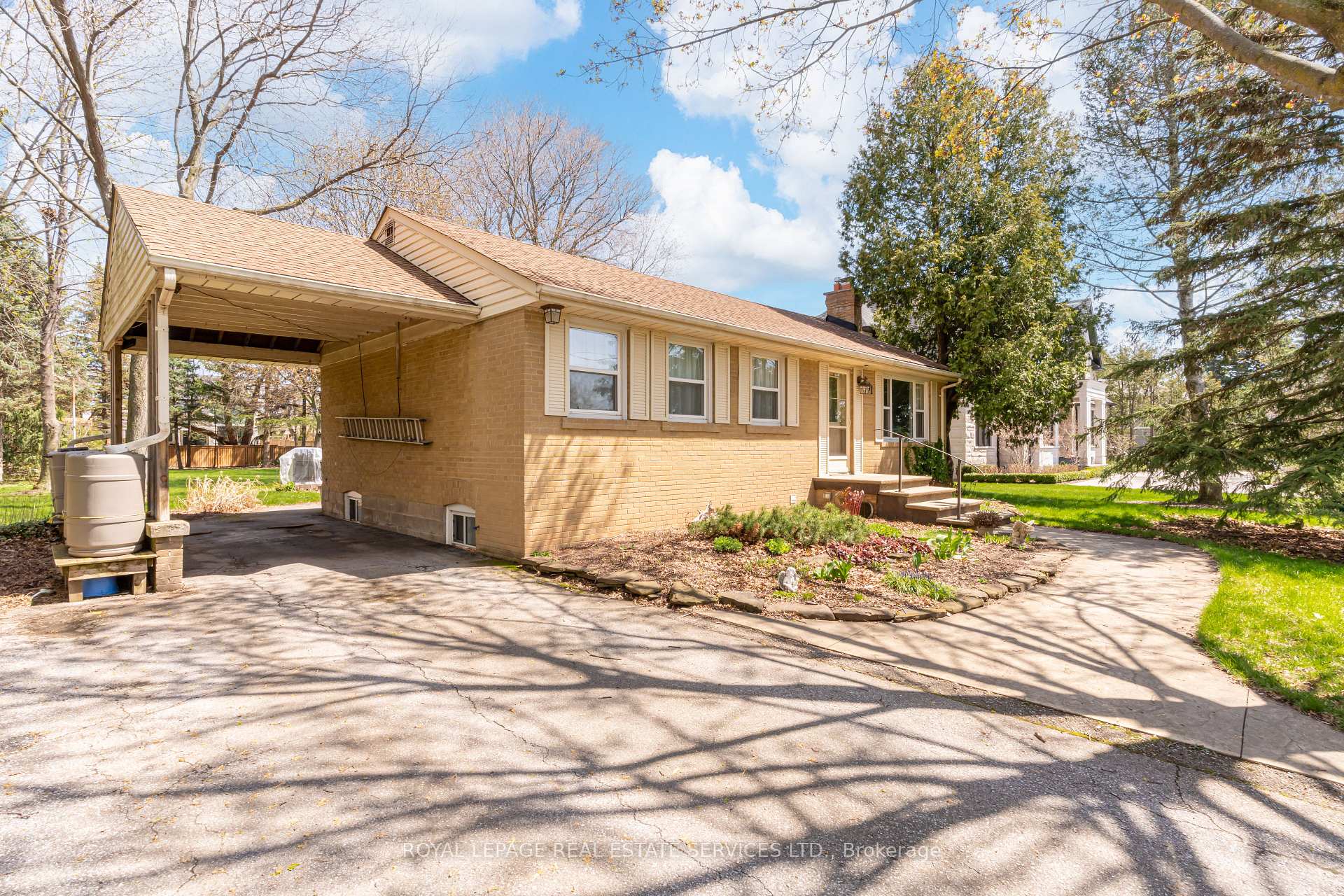 561 Maplehurst Avenue, Oakville, ON L6L 4Y8