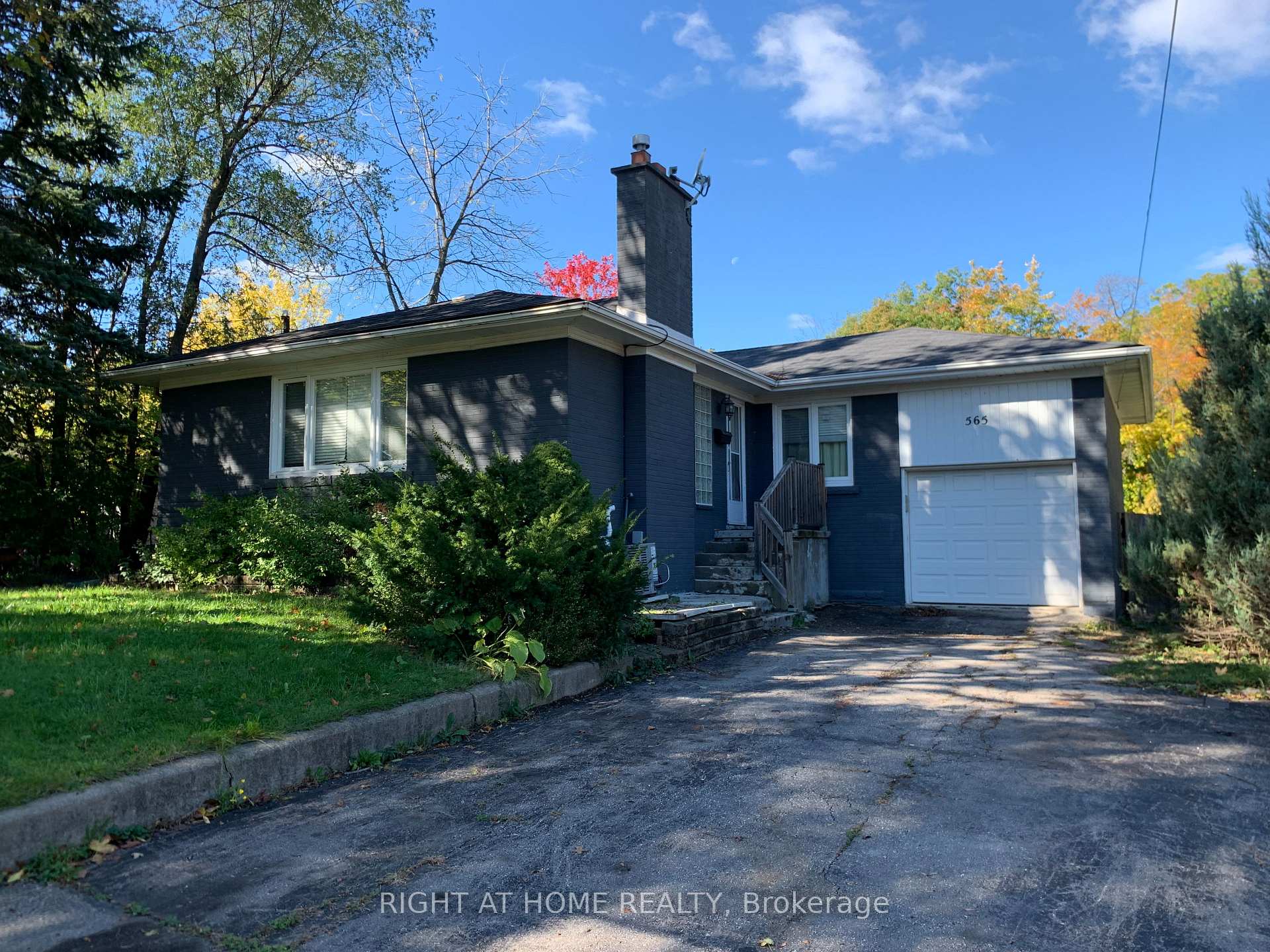 565 Wildwood Drive, Oakville, ON L6K 1V4