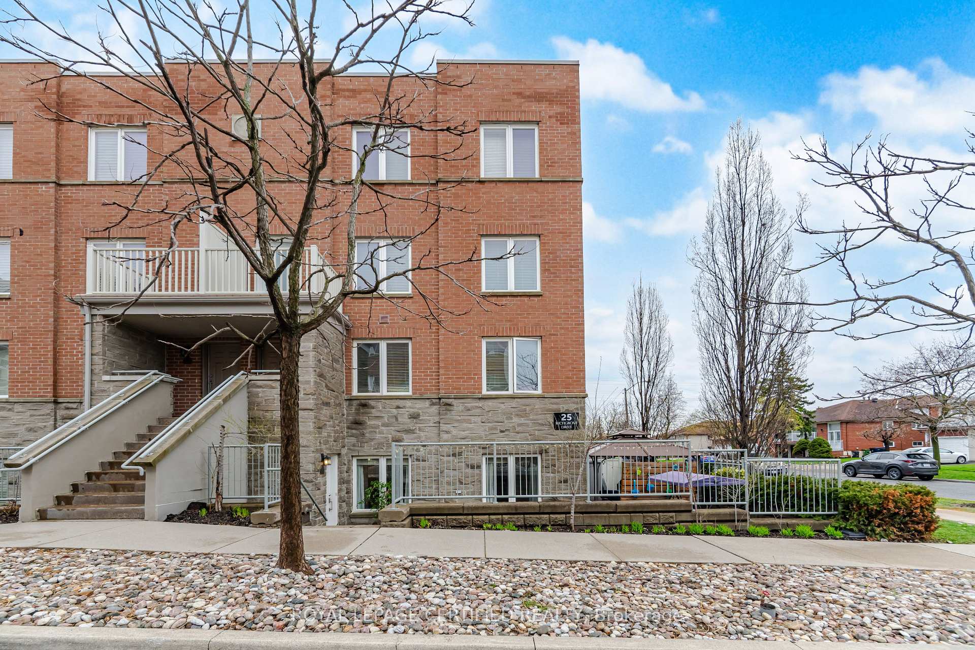 25 Richgrove Drive 101, Toronto W09, ON M9R 0A3